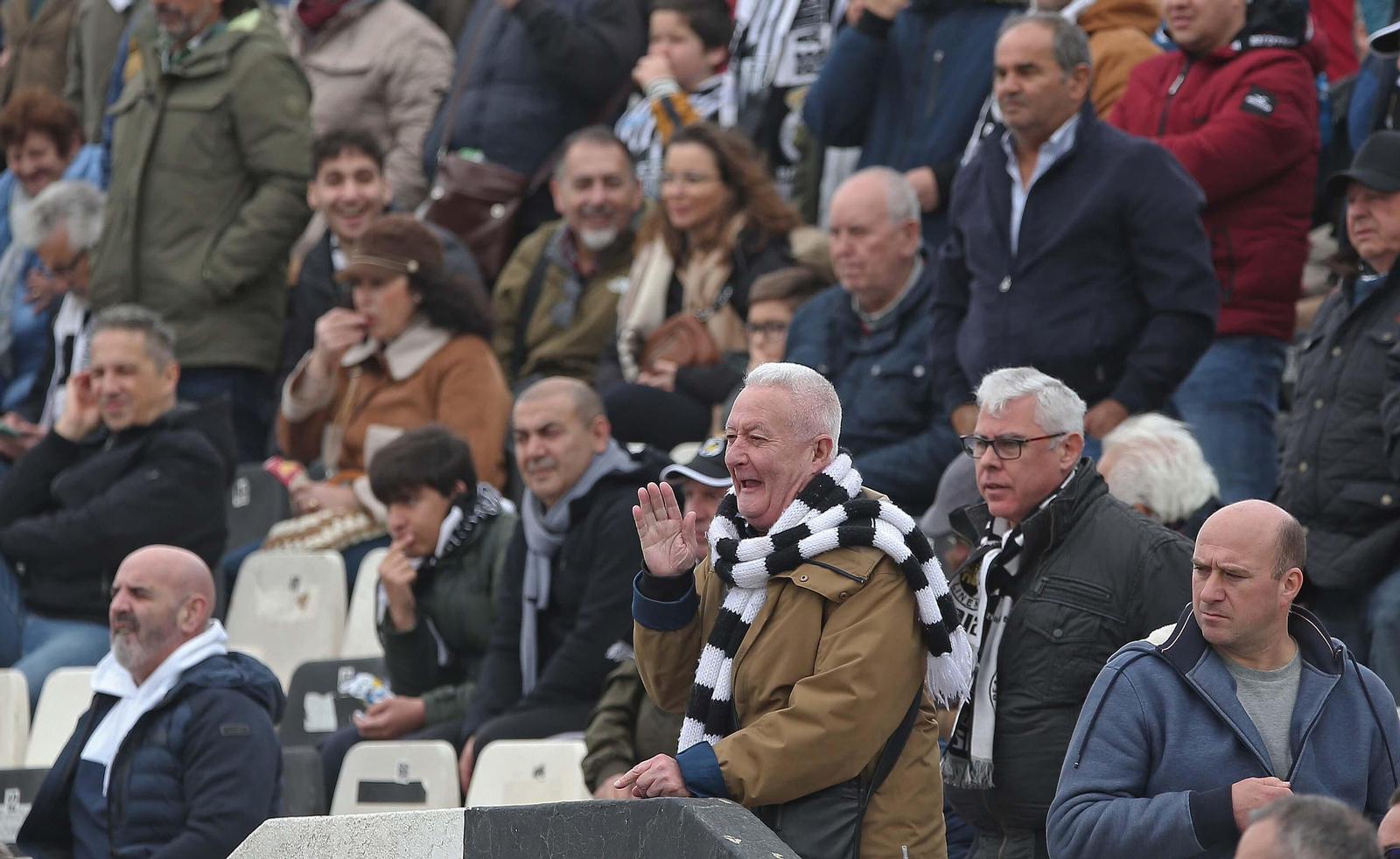 Fotos de la afición durante el Balona - San Fernando en el Municipal de La Línea