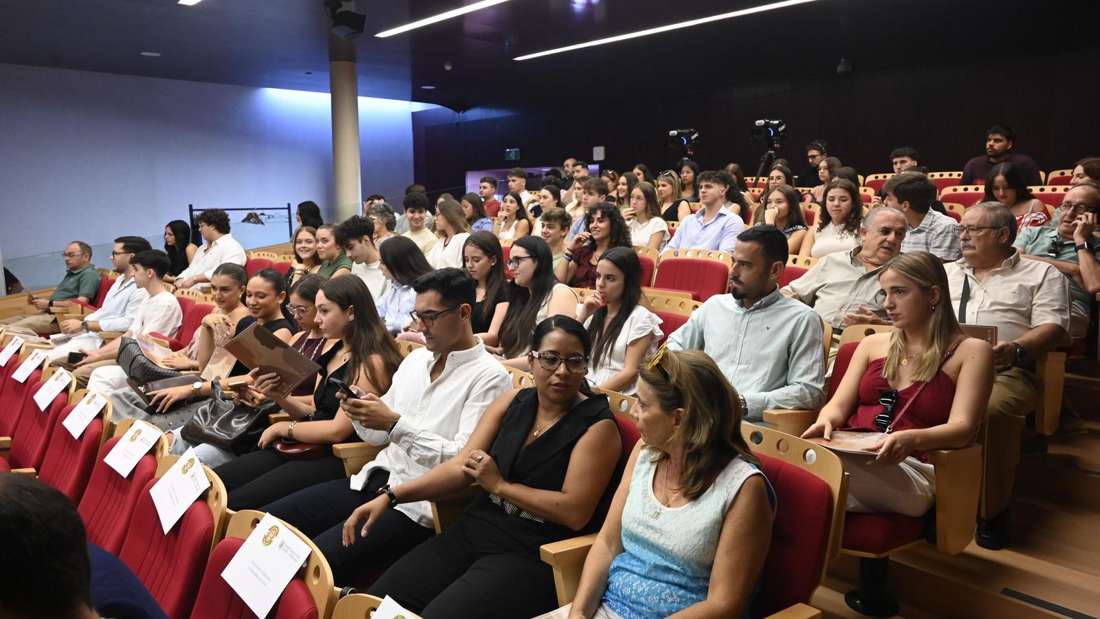 Público en el salón de actos del Centro de Recepción de Visitantes.