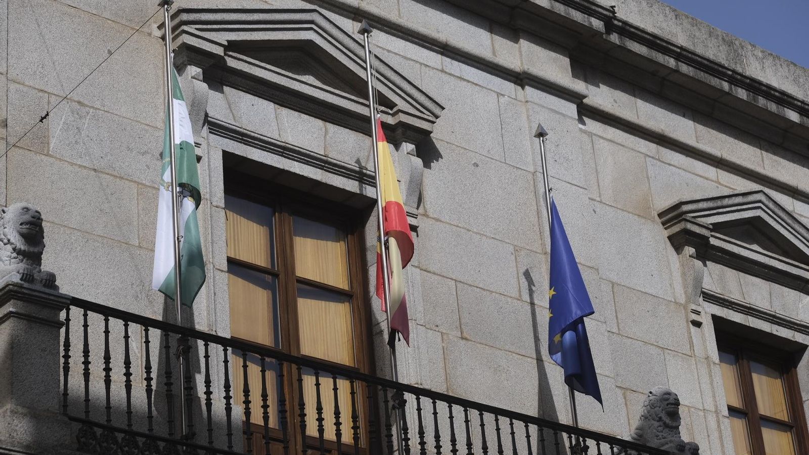 Banderas a media asta en el Ayuntamiento de Pozoblanco. Banderas a media asta en el Ayuntamiento de Pozoblanco.