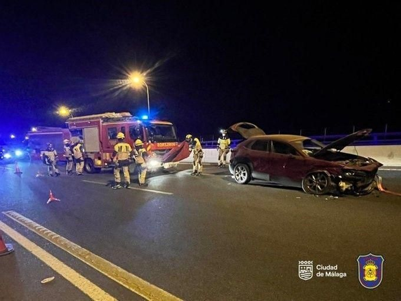 Bomberos en el lugar del siniestro.
