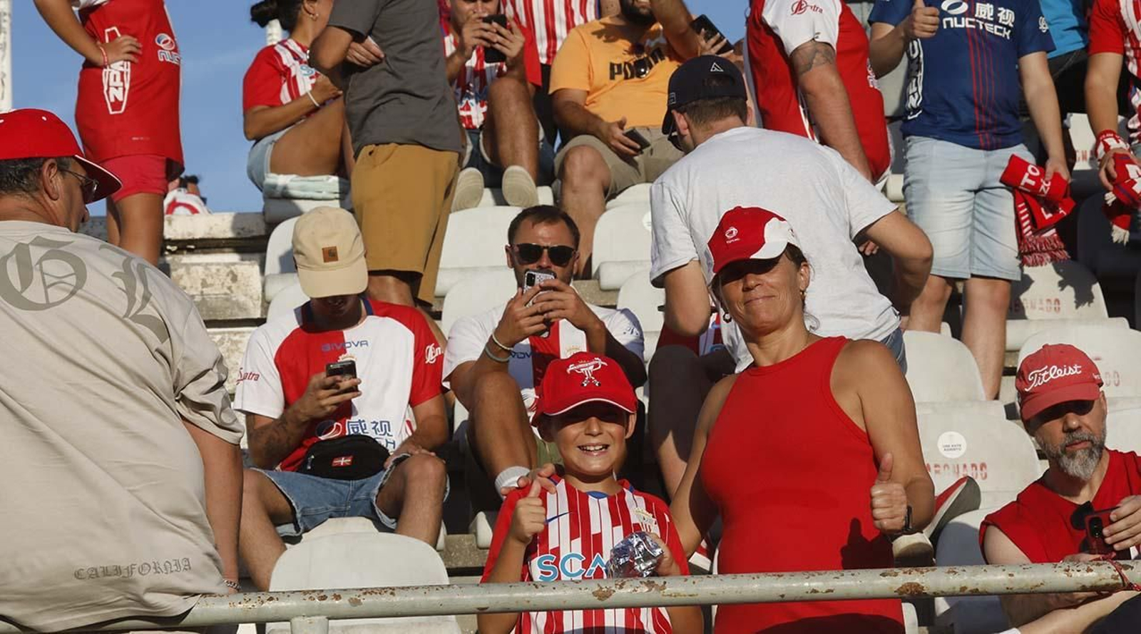 Búscate entre los aficionados del Algeciras CF - Sevilla Atlético en el Nuevo Mirador