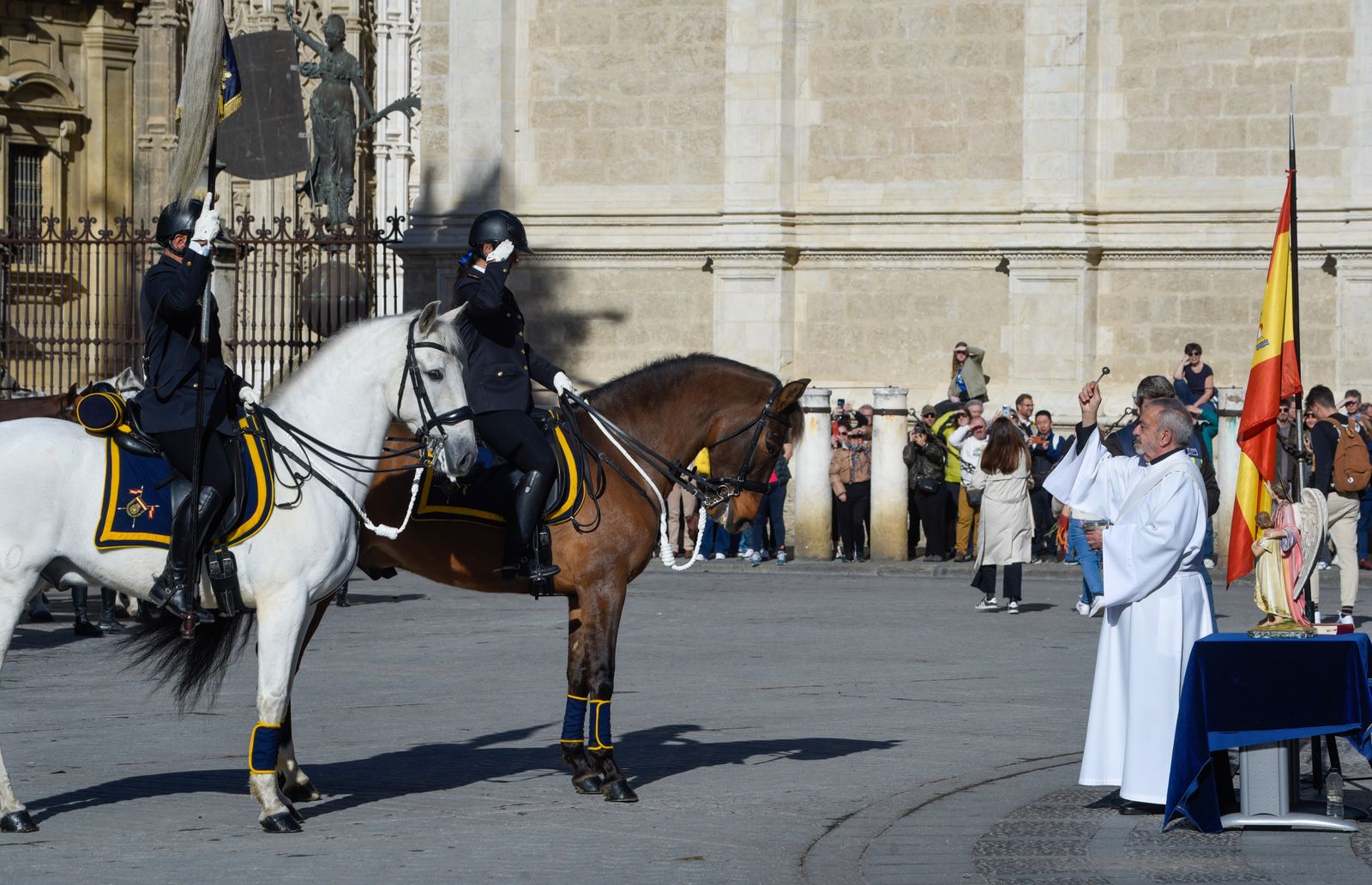 Caballería y guías caninos de la Policía Nacional celebran el patrón de los animales