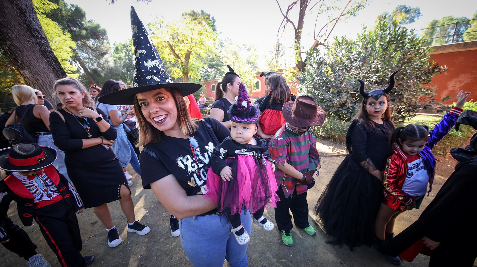 Miles de asistentes a la fiesta de Halloween en el Zoo de Jerez