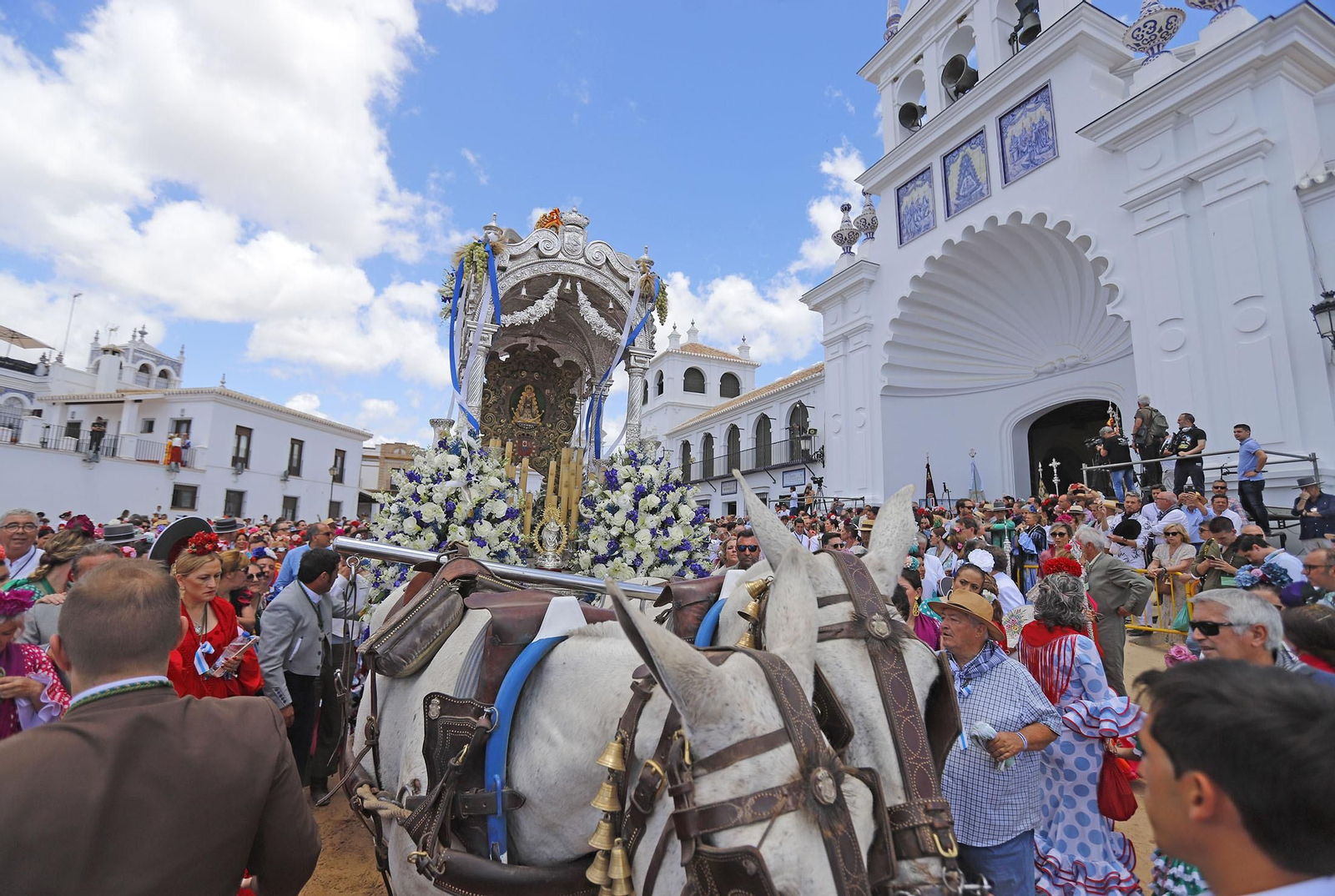 Presentación de la Hermandad de Huelva ante la Blanca Paloma