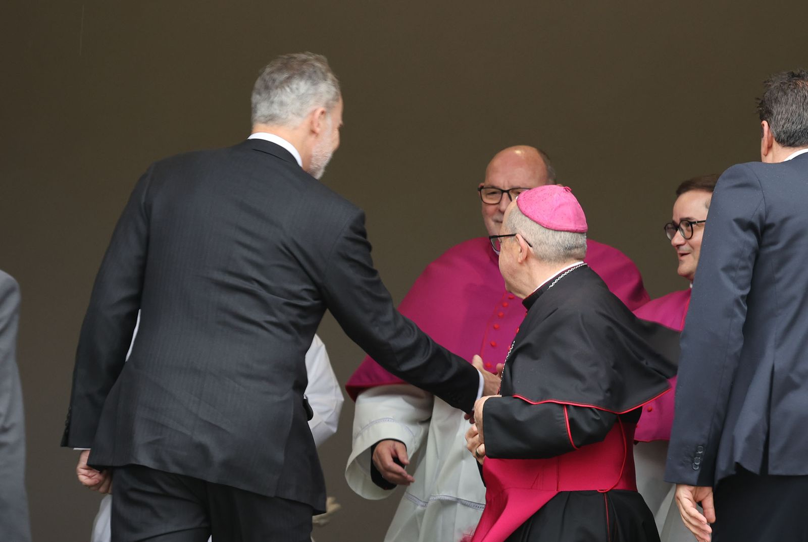 Fotografías de la llegada de los reyes Felipe VI y Doña Letizia al funeral por las víctimas de Adamuz en Huelva