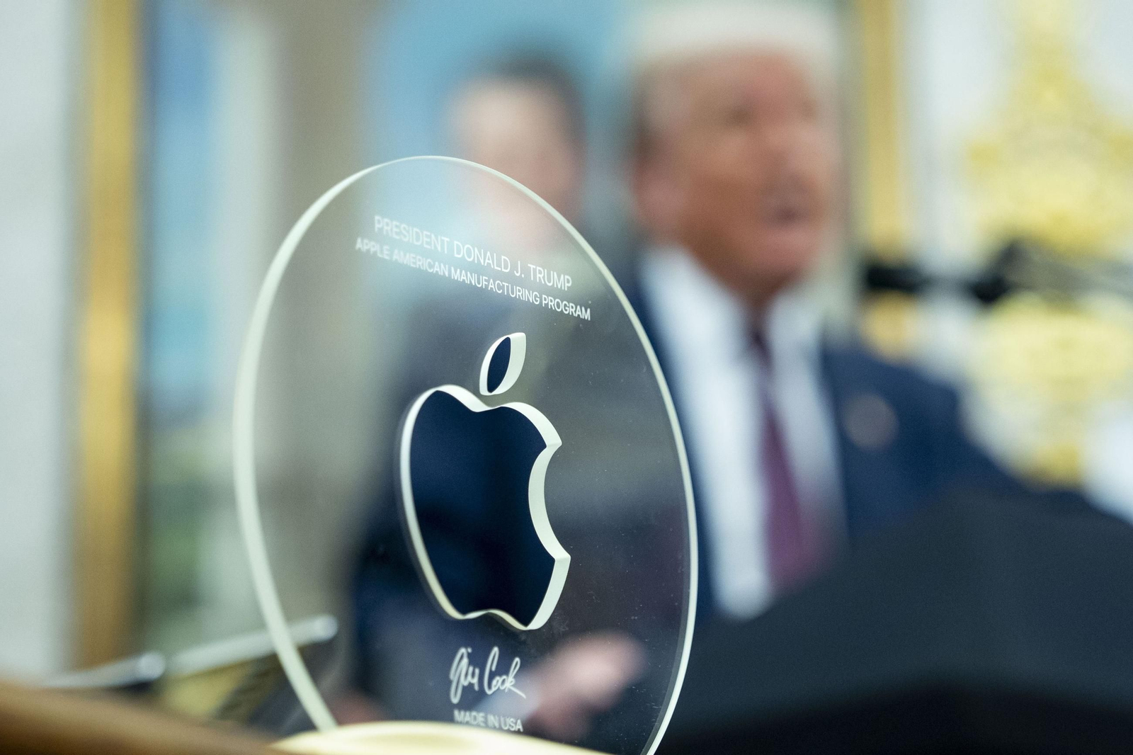 La placa entregada por el consejero delegado de Apple a Trump.
