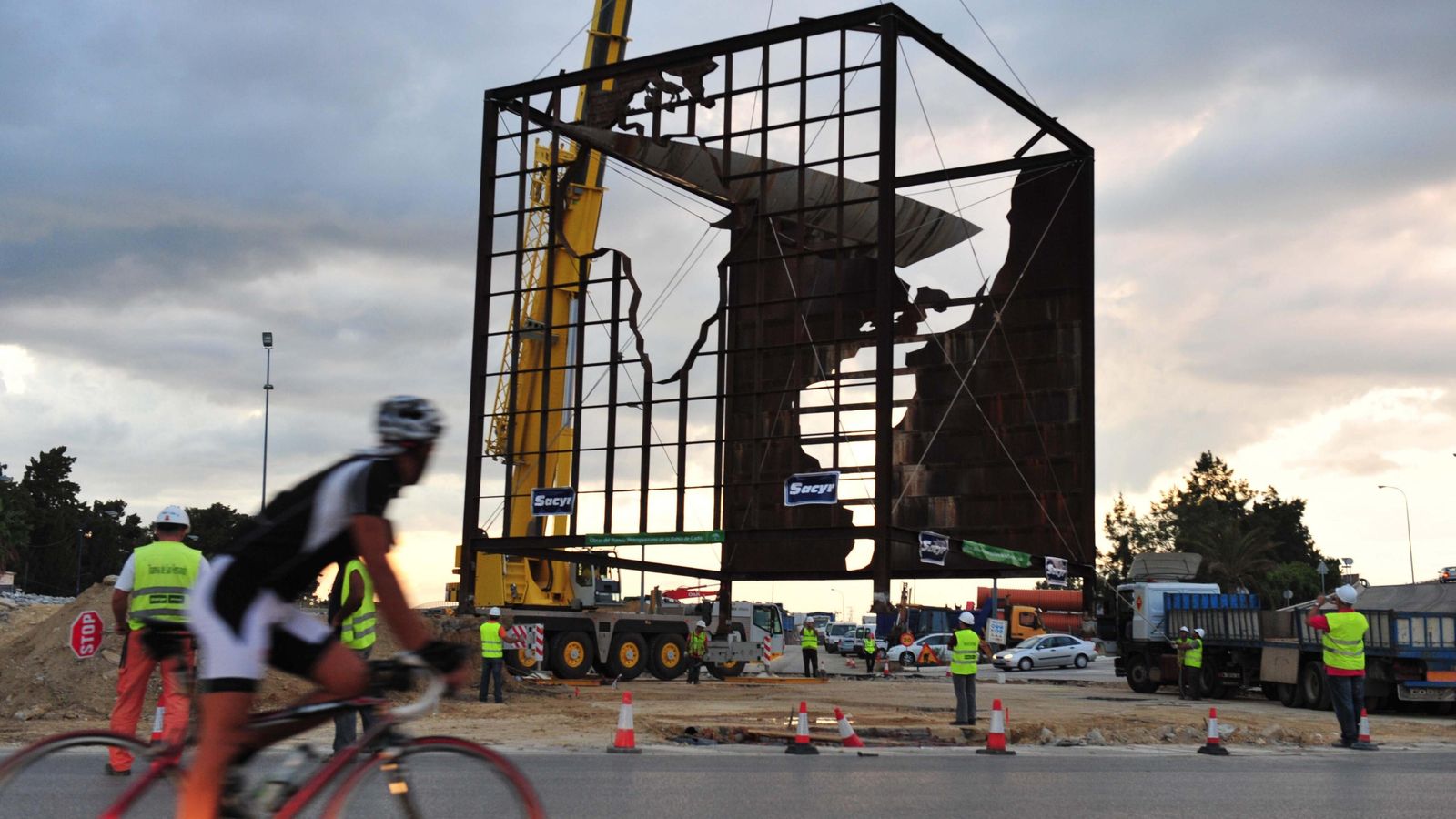 Una grúa mueve la estructura de la Fuente Tusquets, que tuvo que desplazarse al coincidir con el trazado del tranvía.