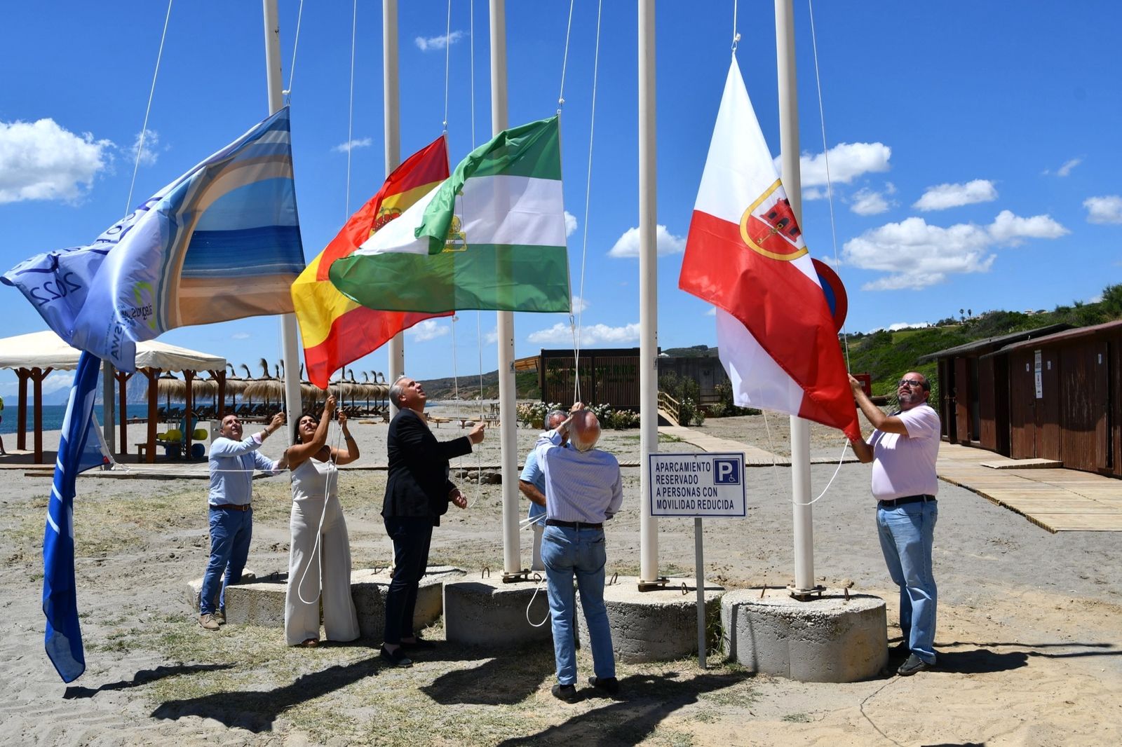 El izado de las banderas, en la playa de Alcaidesa-El Faro
