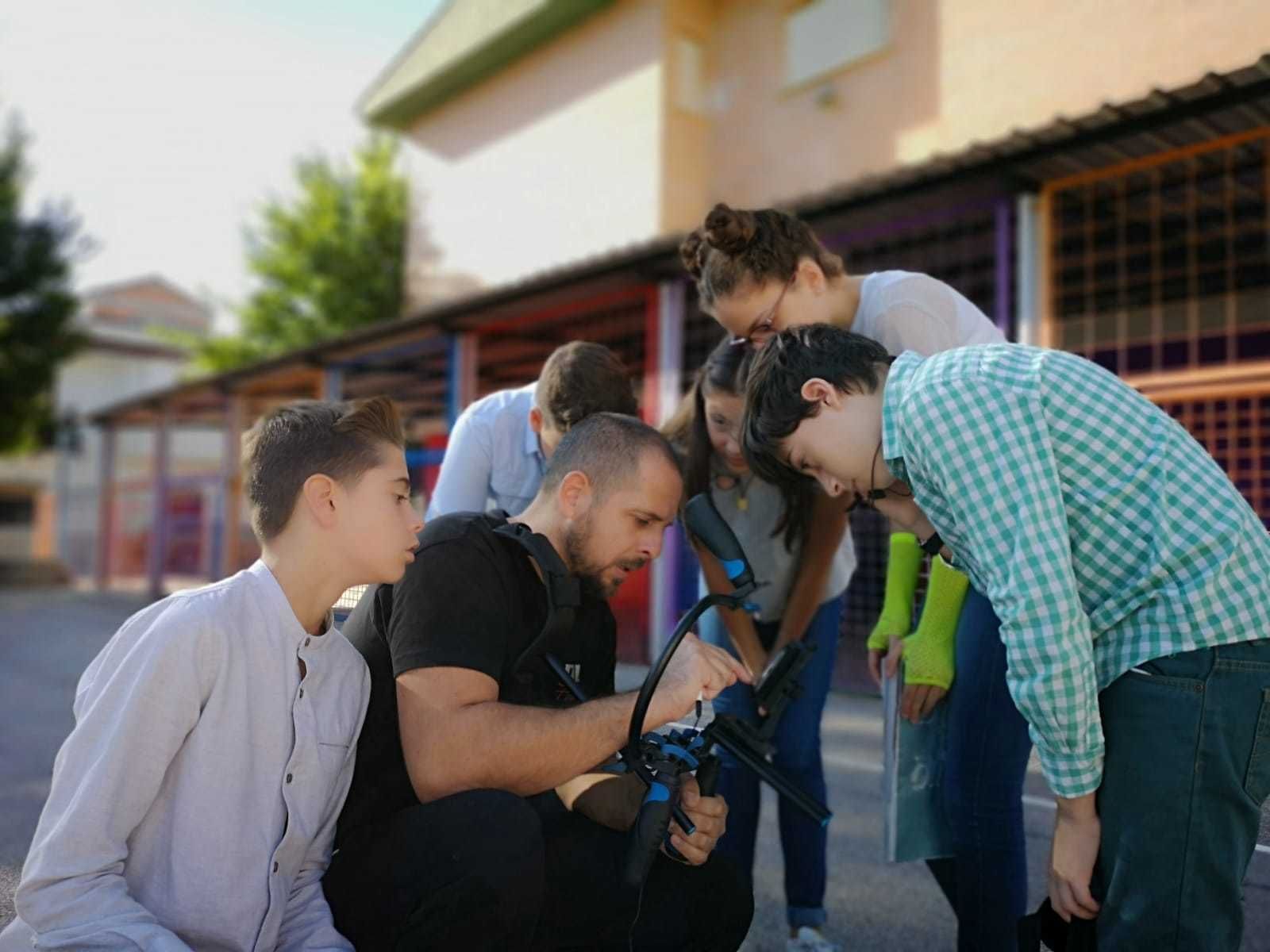 Un receso en el rodaje de 'El libro del agua'.
