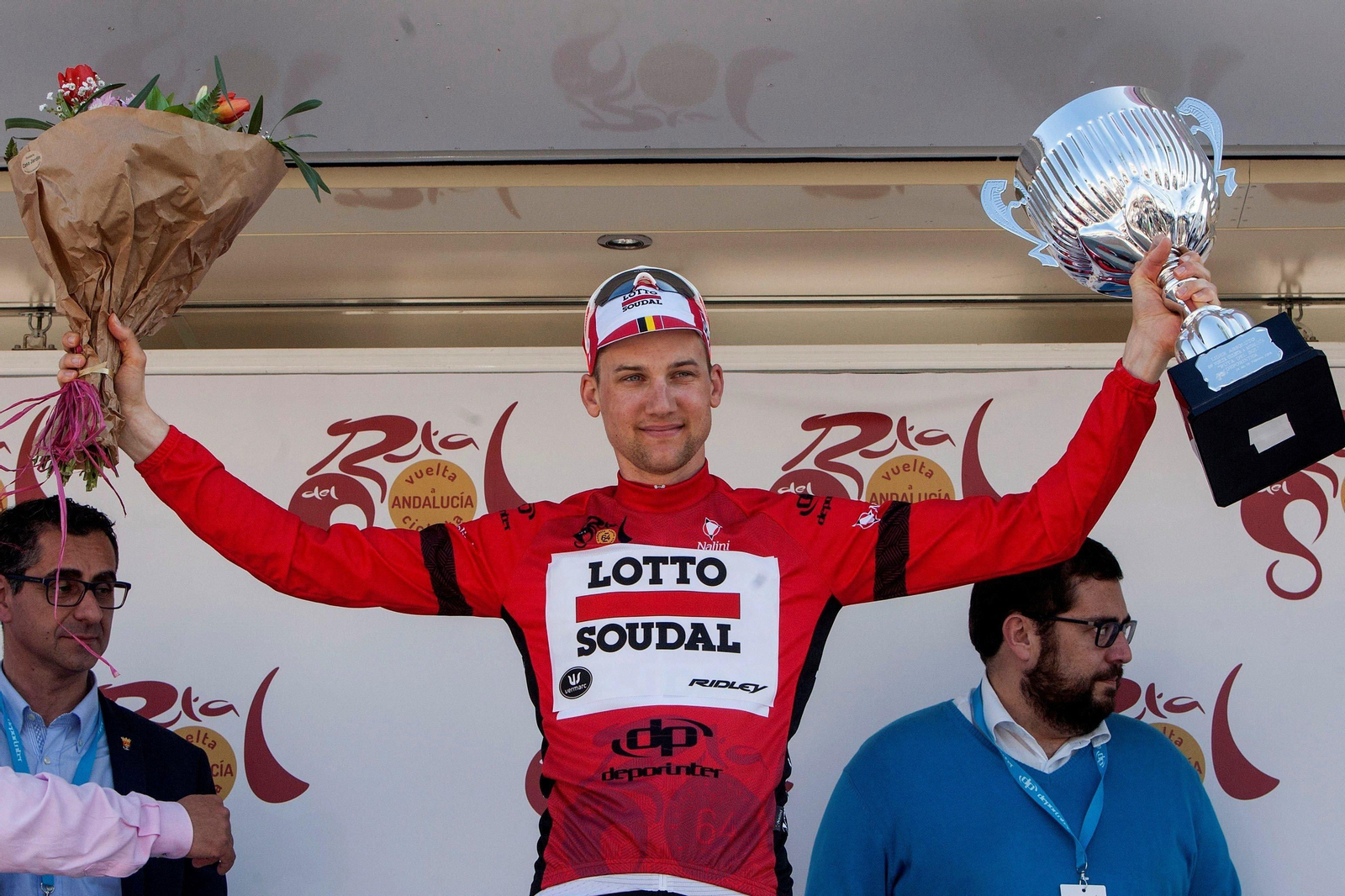 El ciclista del Lotto-Soudal Tim Wellens recoge el trofeo de ganador de la 64ª Vuelta a Andalucía tras la última etapa.