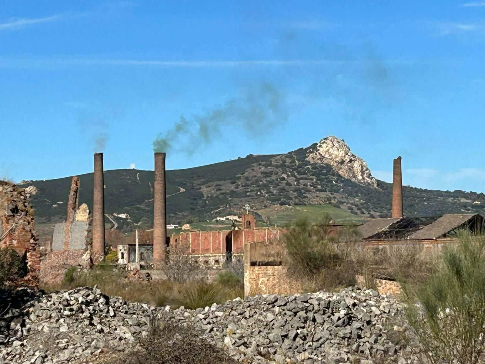 Las imágenes del Día del Cerco en Peñarroya: las chimeneas llenan el cielo de humo de colores