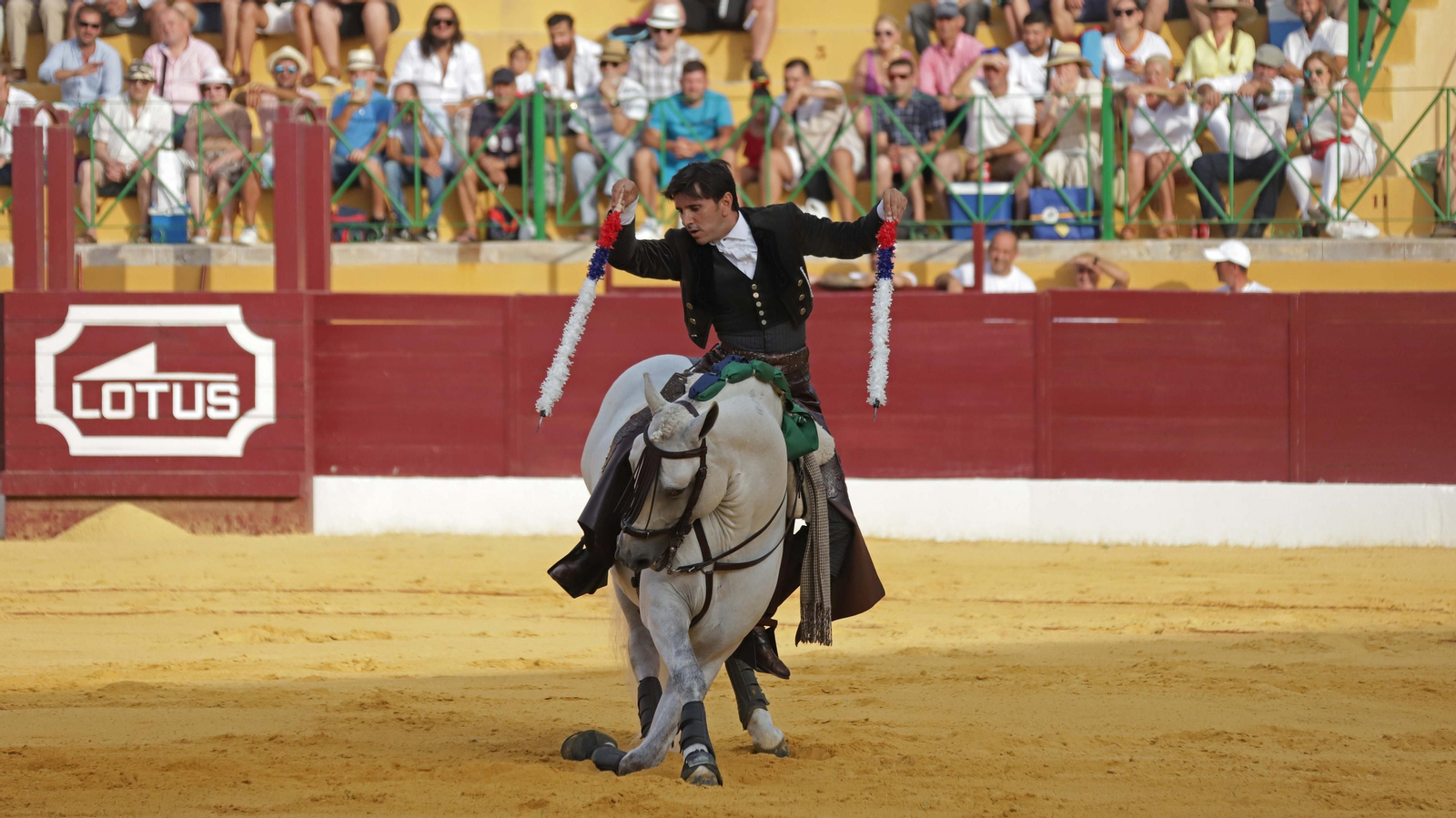 Fotos de la corrida del jueves de la Feria de La Línea: Diego Ventura, José María Manzanares y Roca Rey