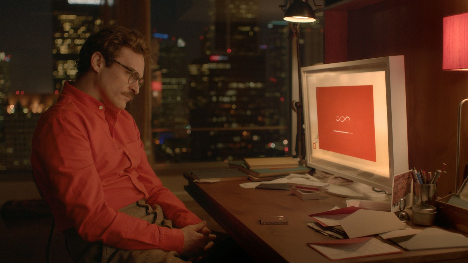 Fotograma de 'Her', donde Joaquin Phoenix se enamora de un sistema operativo similar a Siri.