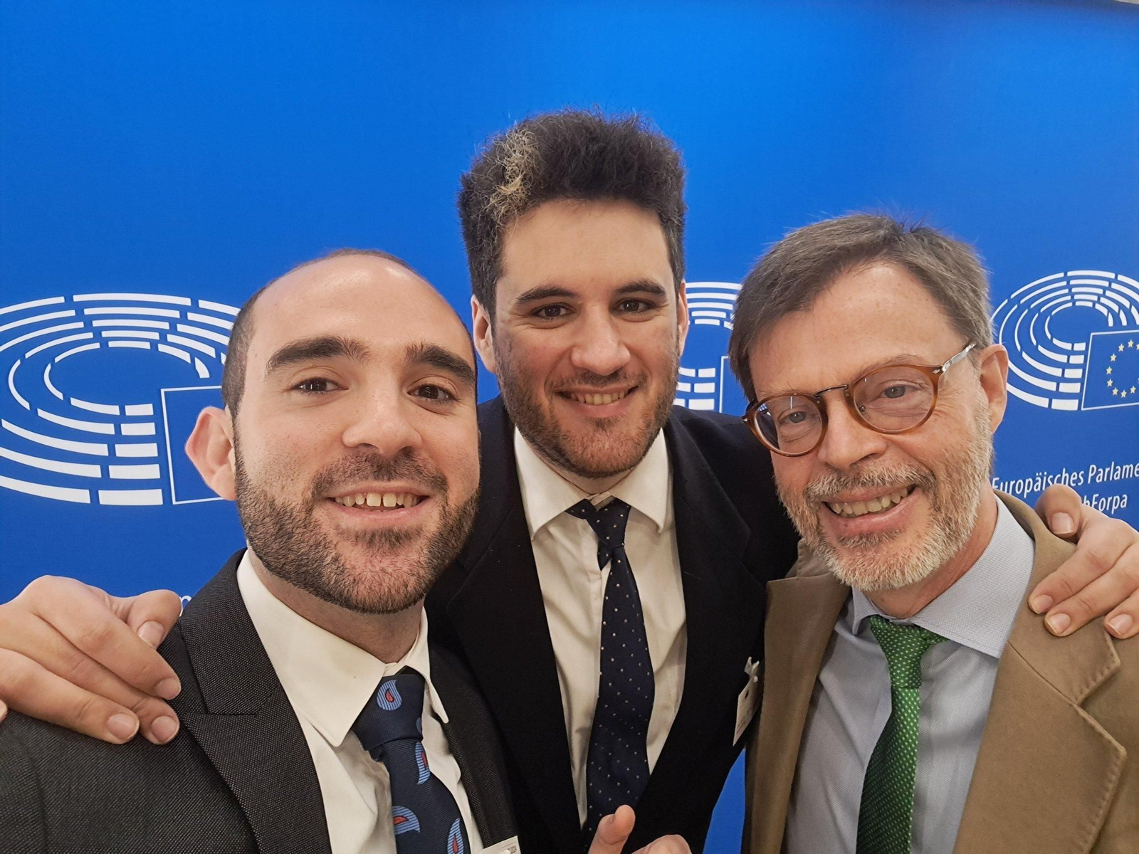 Los dirigentes de 'Sevilla Quiere Metro' tras su tercer viaje a Bruselas.