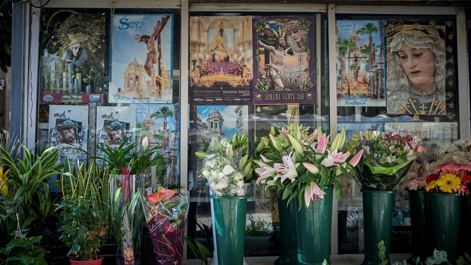 Escaparate de la Floristería Ragel, una de las dos que quedaban abiertas en octubre de 2023 en la Plaza de las Flores.