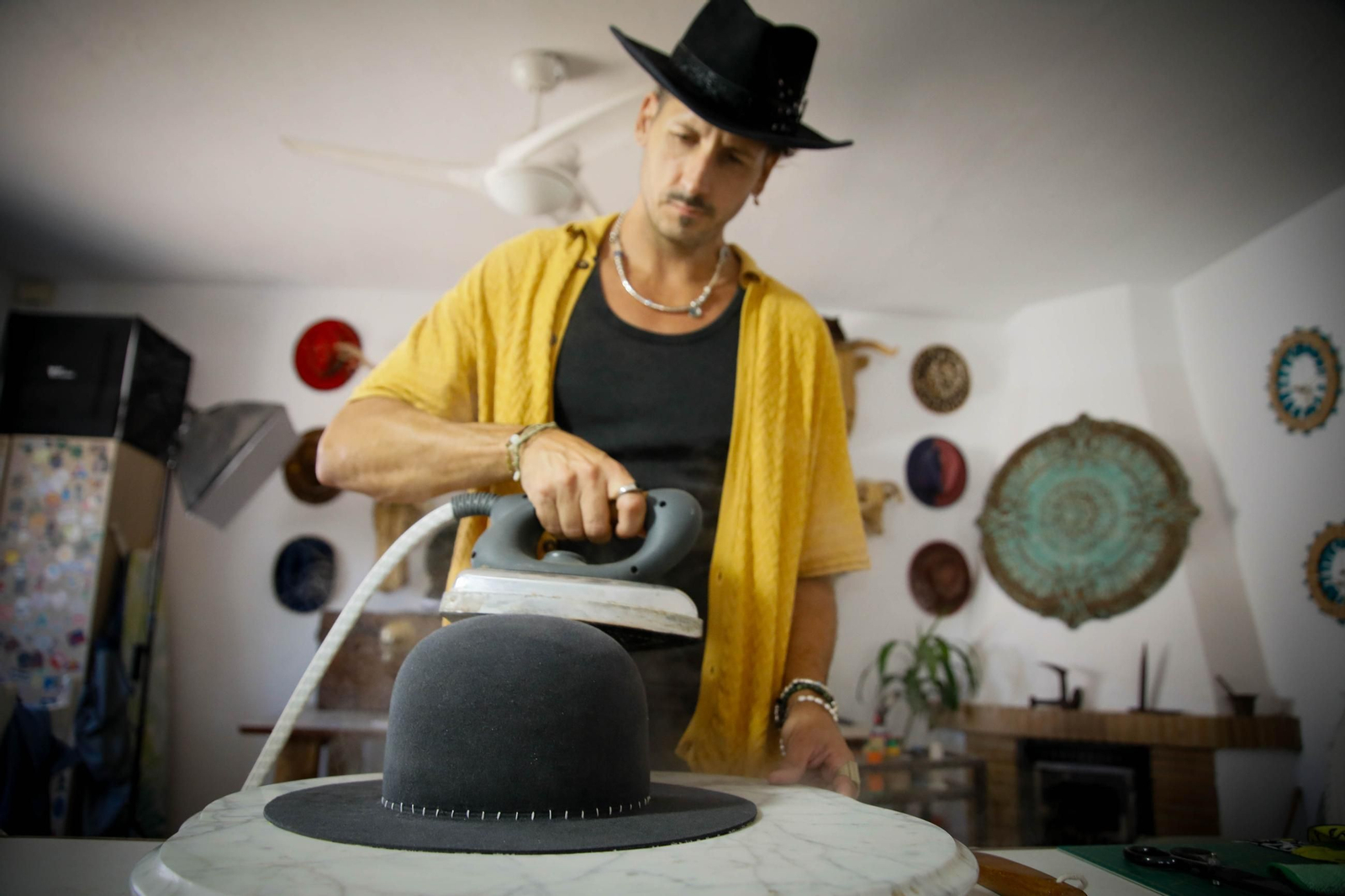 Imágenes del proceso creativo en sombreros de Alejandro Mateo