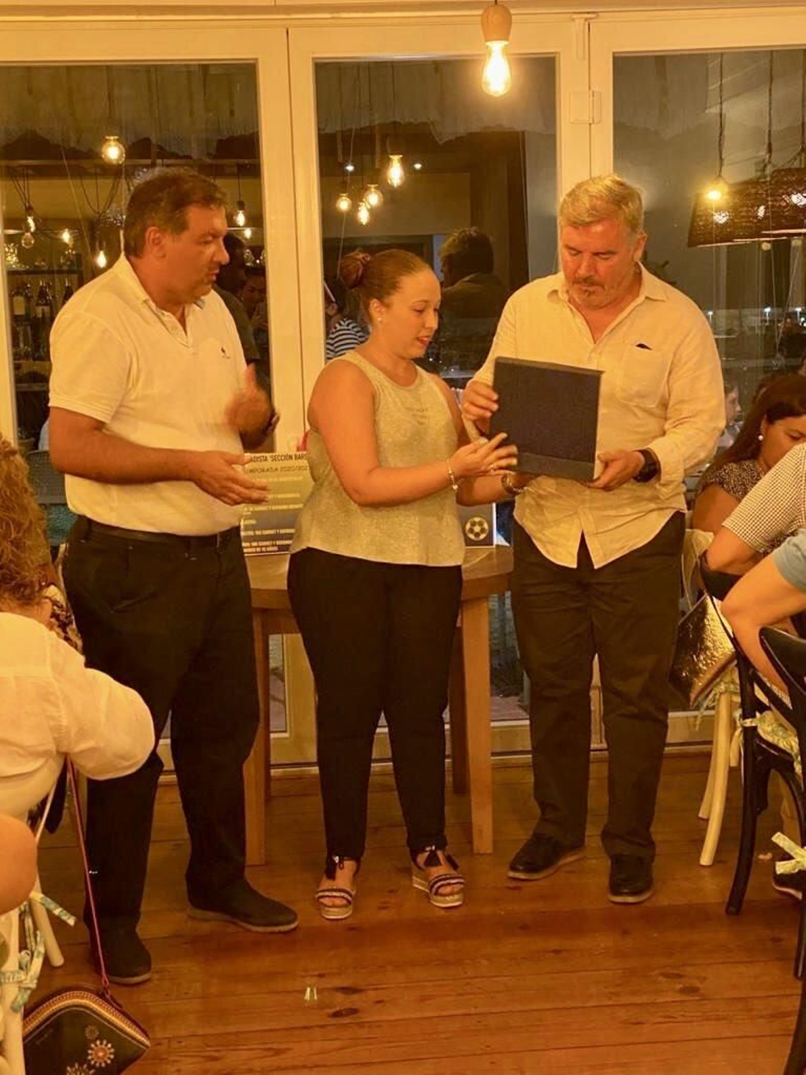 Manuel Vizcaíno recibe un presente de la peña Sección Barbate.