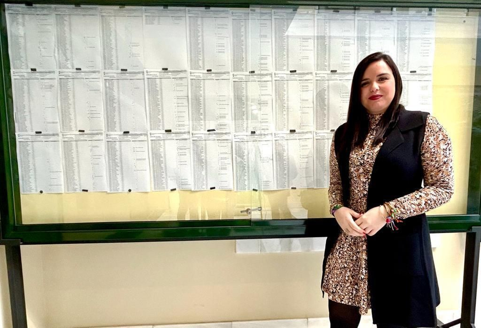 La concejala de Educación, Lourdes Piña, junto con las listas de las familias que recibirán el 'Cheque-Libro'