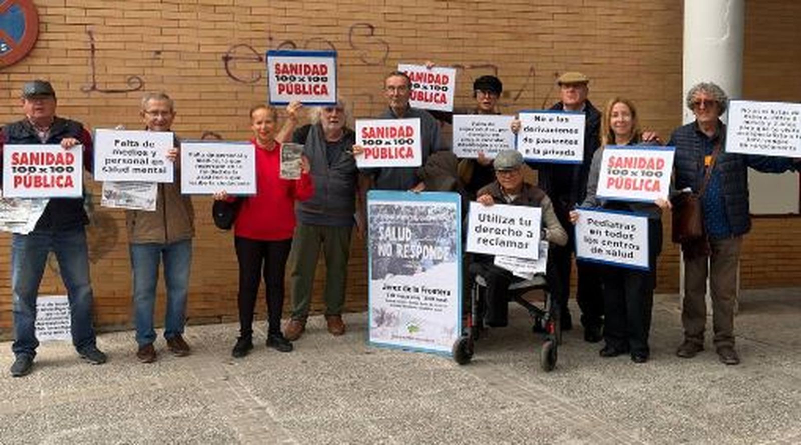 Miembros de la plataforma 100x100 Sanidad Pública en Jerez.