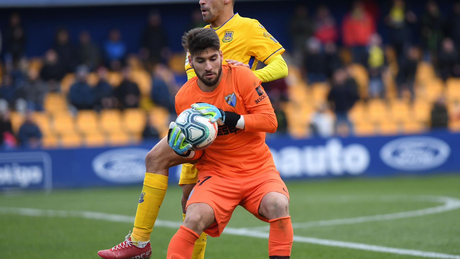 Gonzalo atrapa un esférico.