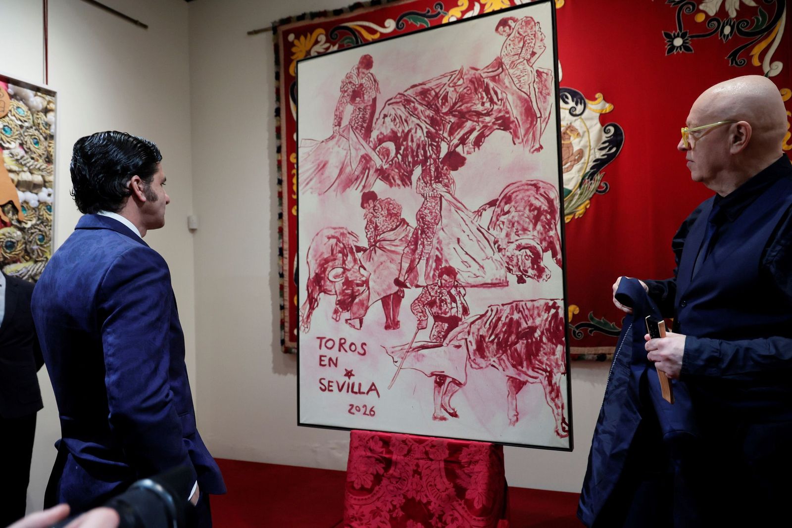 Morante contempla el cartel, protagonizado por él mismo, de la temporada 2026 en la plaza de la Maestranza.