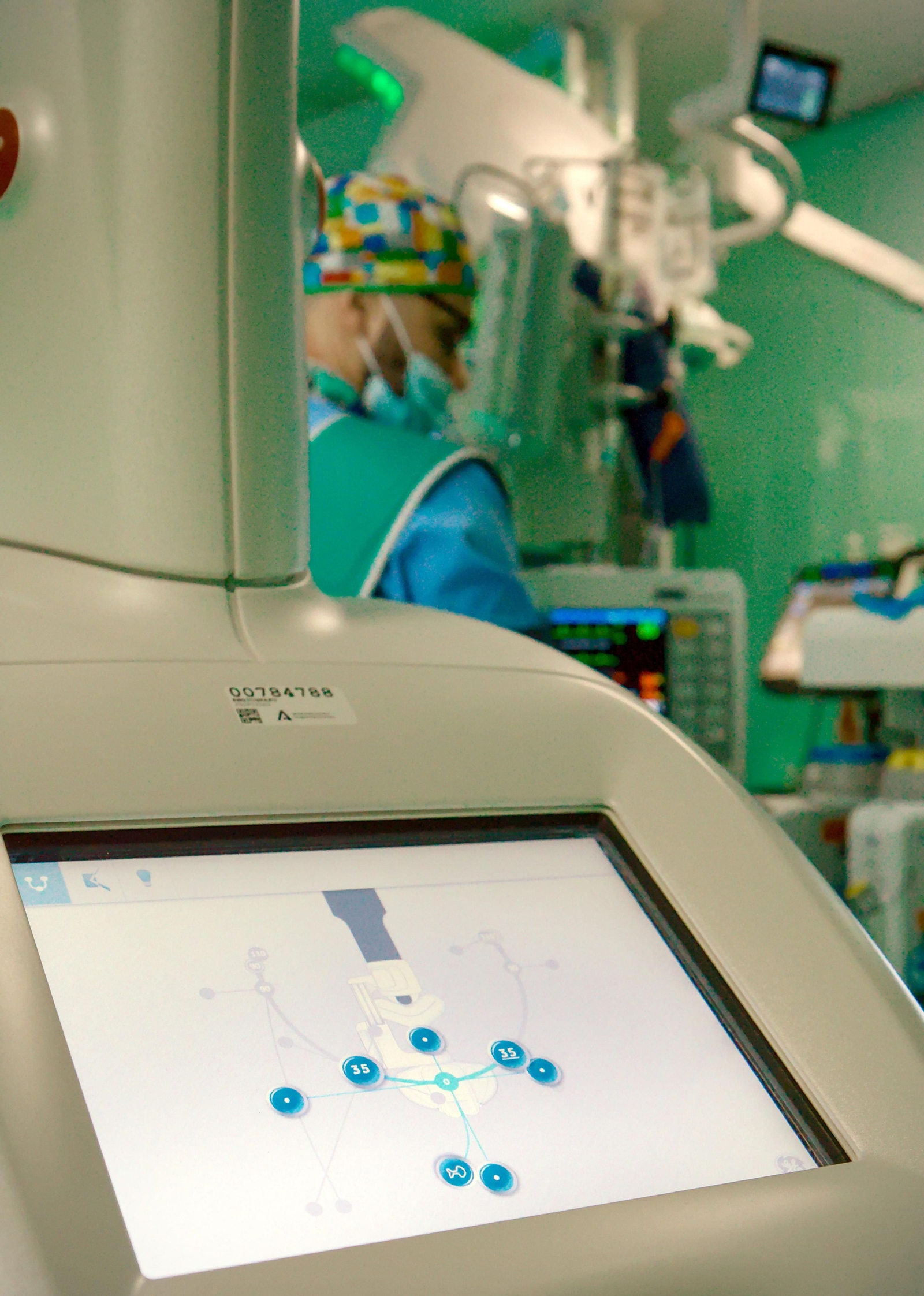 Monitor que indica los puntos de movimiento del dispositivo en quirófano.