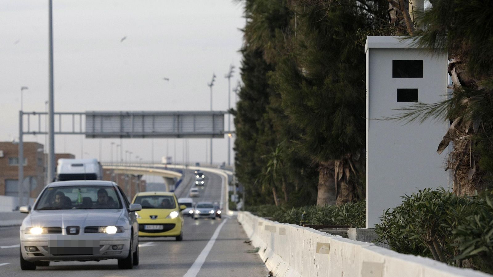 Varios coches se acercan a un radar de control de velocidad