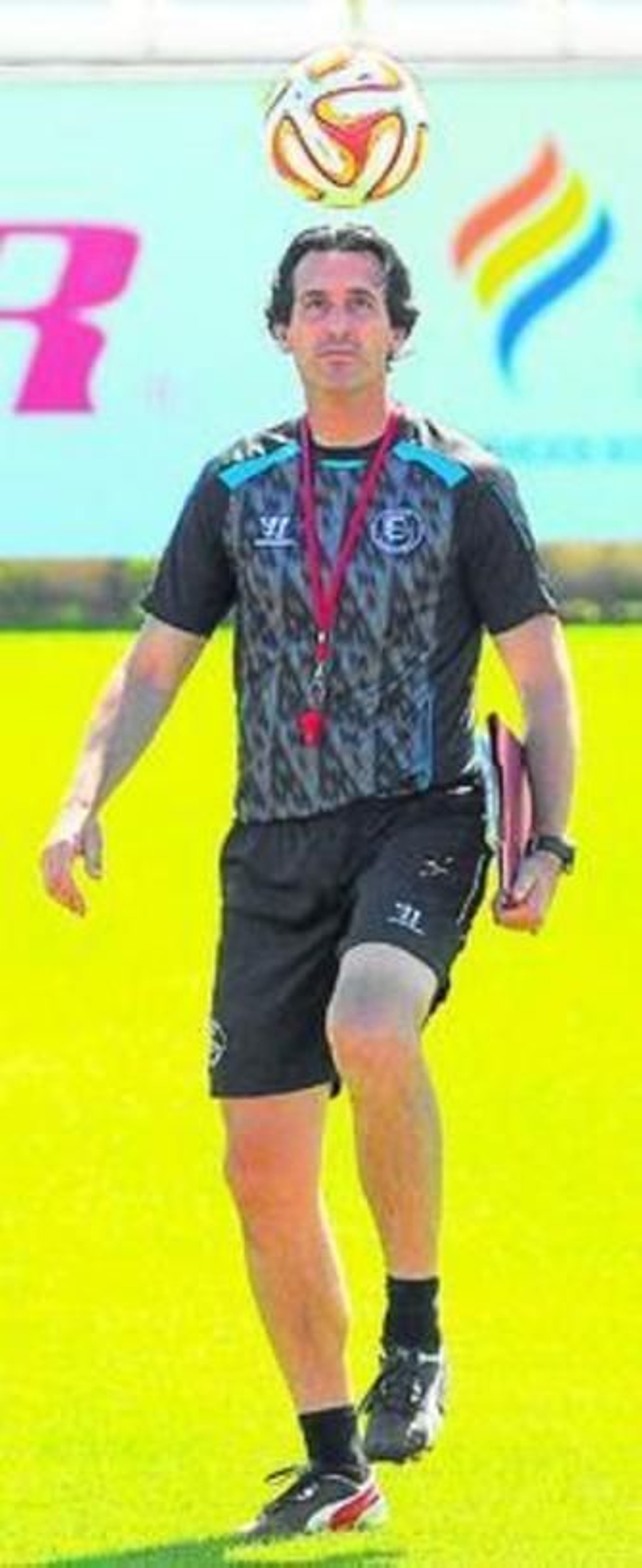 Emery demuestra sus habilidades técnicas en la sesión de ayer.