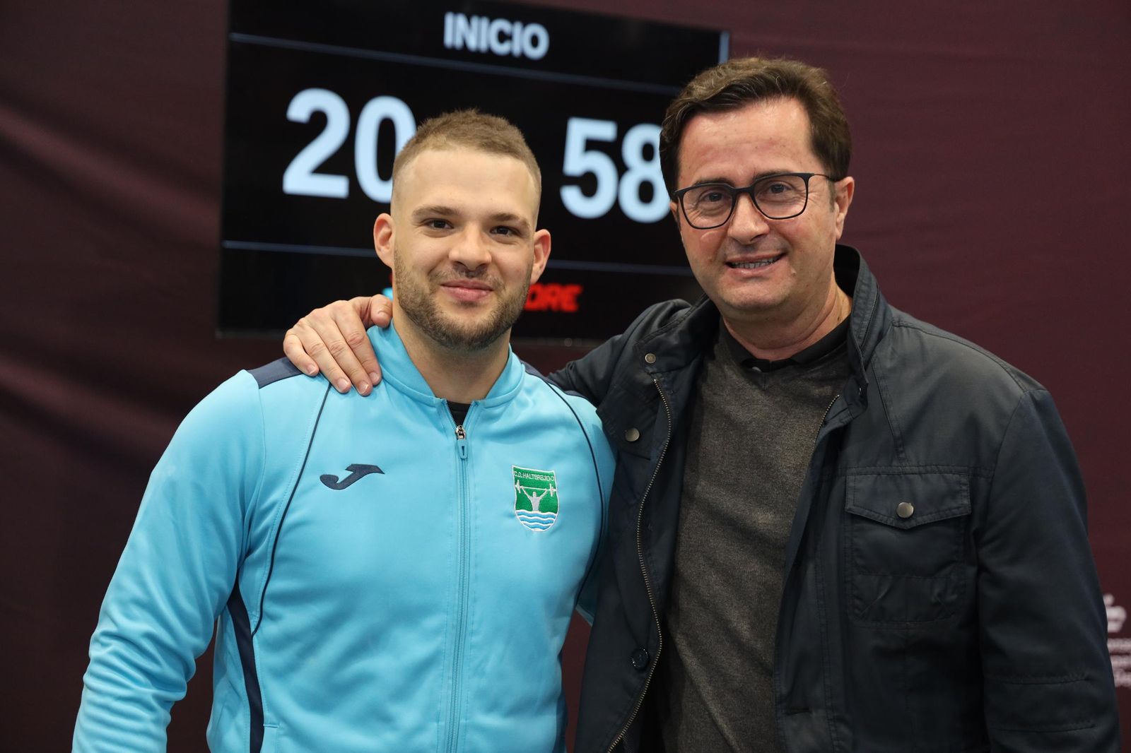 El haltera ejidense David Sánchez posa junto al alcalde de El Ejido, Francisco Góngora.