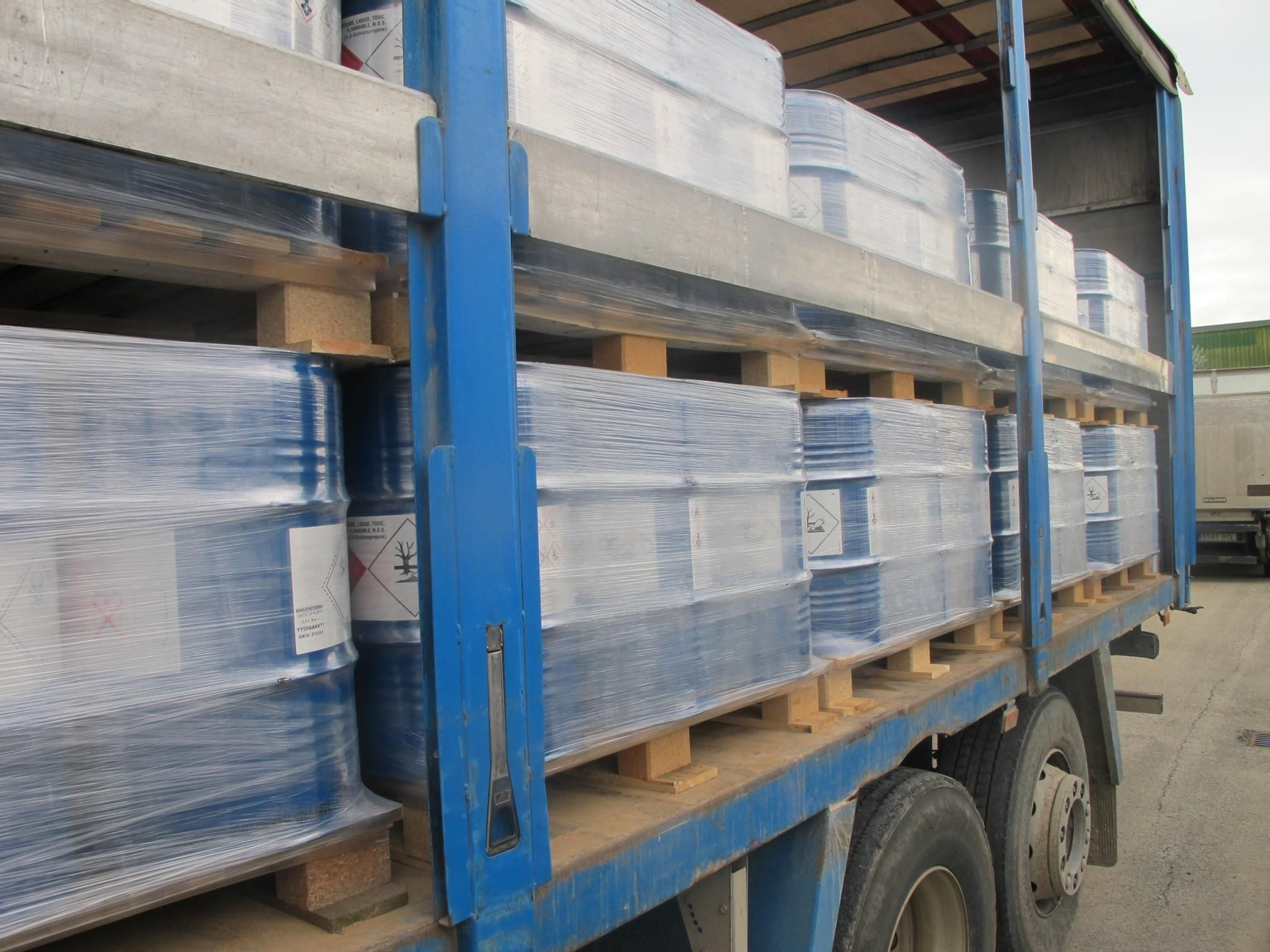 El camión cargado con 162 bidones de Telone II en las instalaciones de una empresa ayer en Jerez.