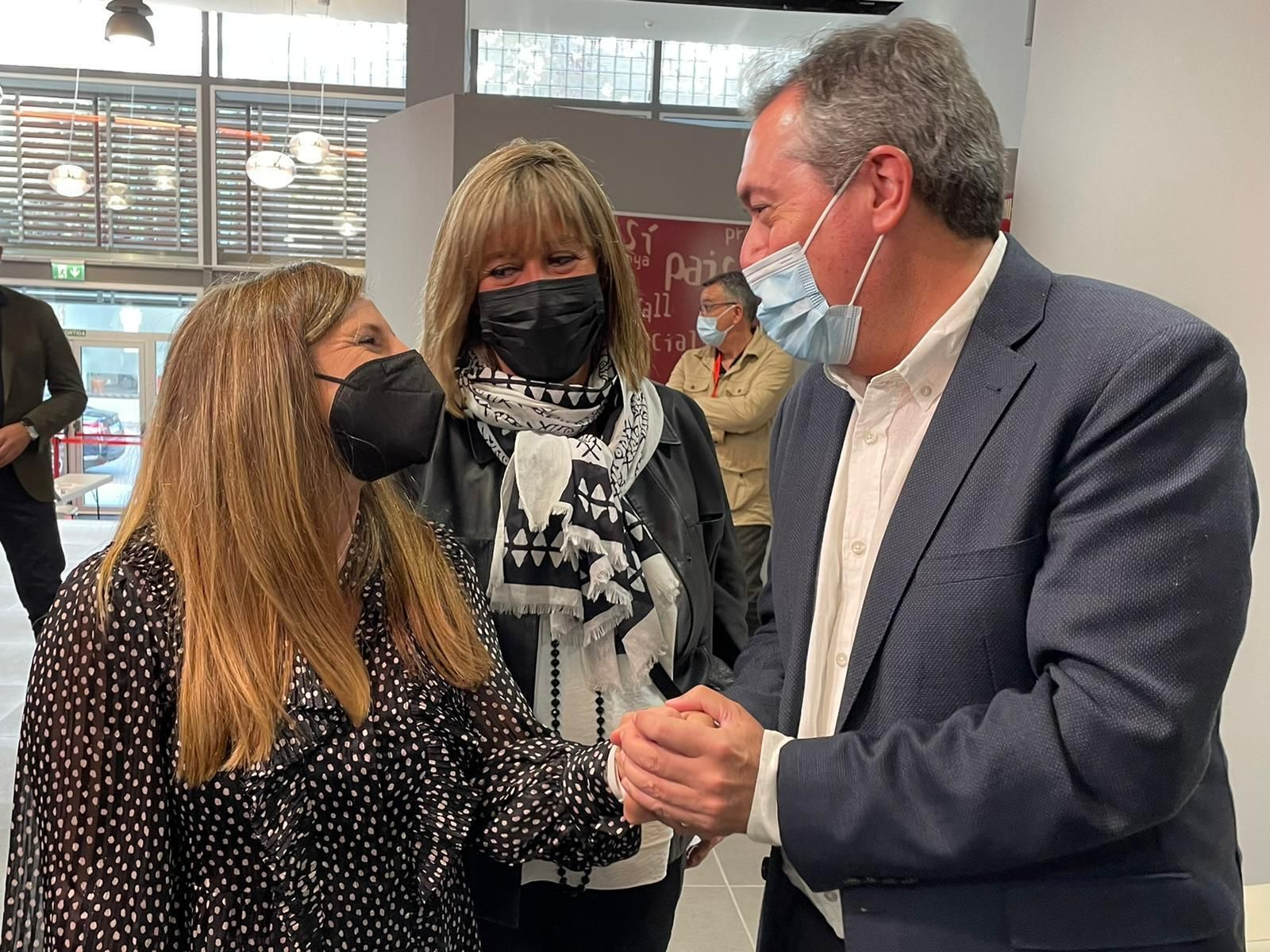 Írene García, líder del PSOE en Cádiz, y Juan Espadas se saludan en un acto reciente