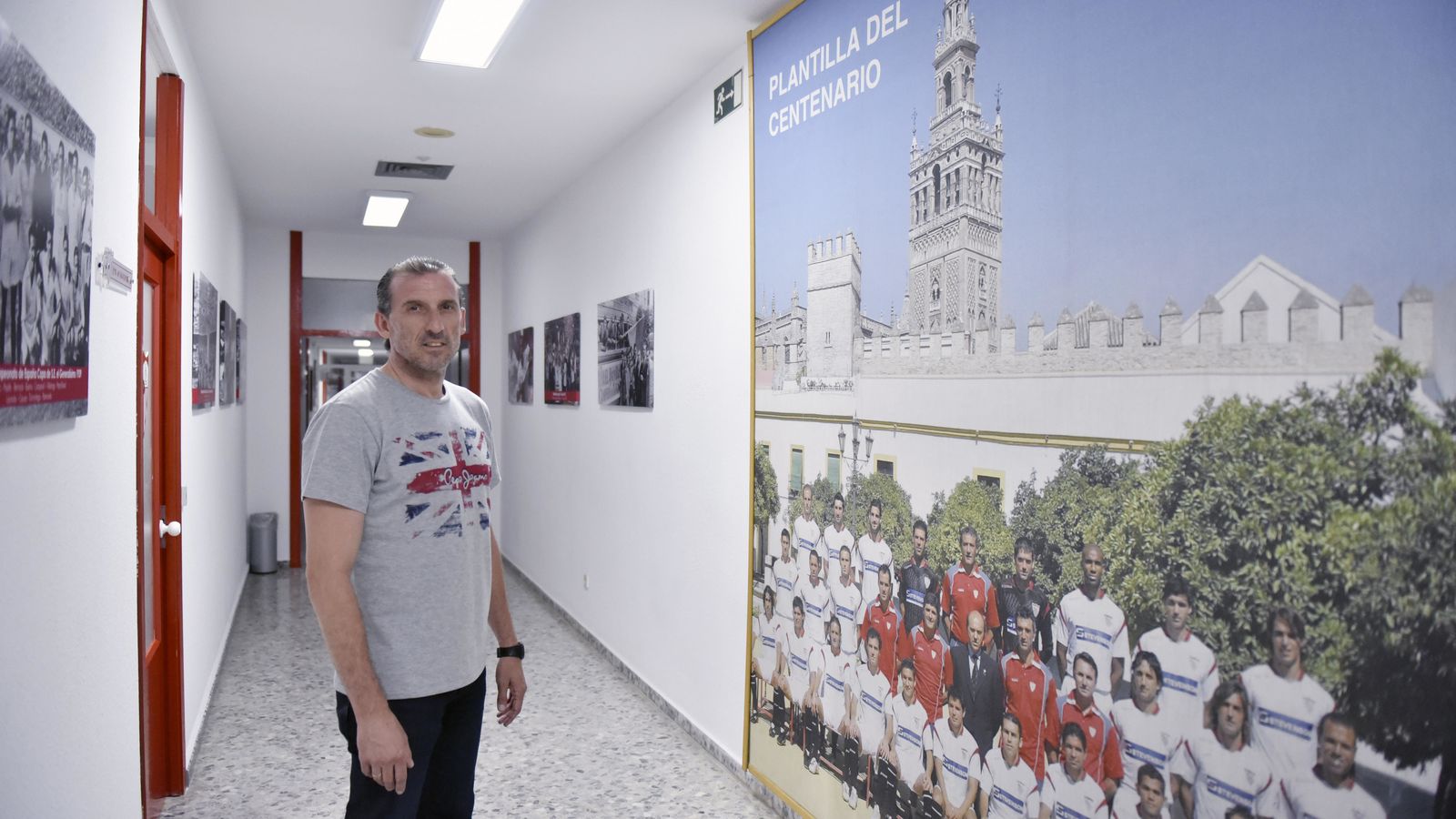 Óscar Arias ante la foto oficial de la plantilla del centenario