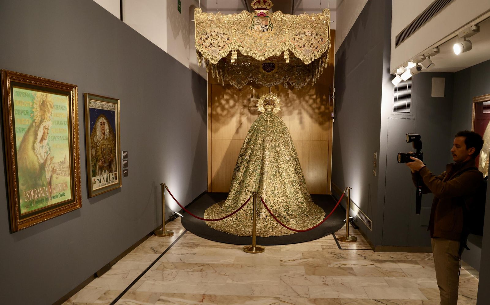 Exposición Ofrenda. Rosa. Corona. Beso