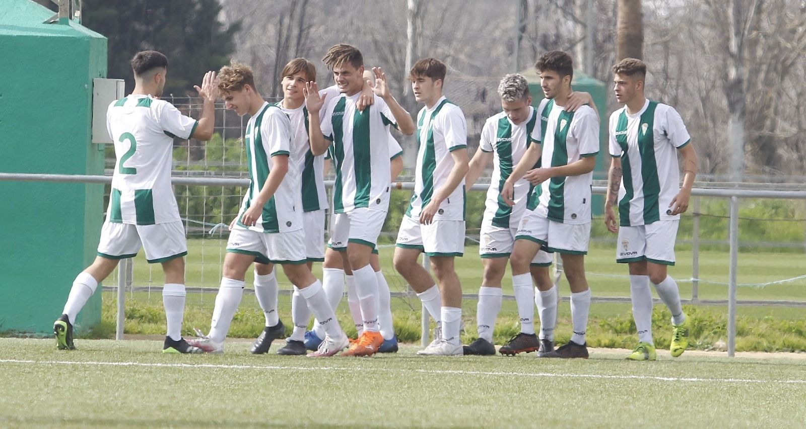 Jugadores del Córdoba CF Juvenil celebran un gol durante un partido.