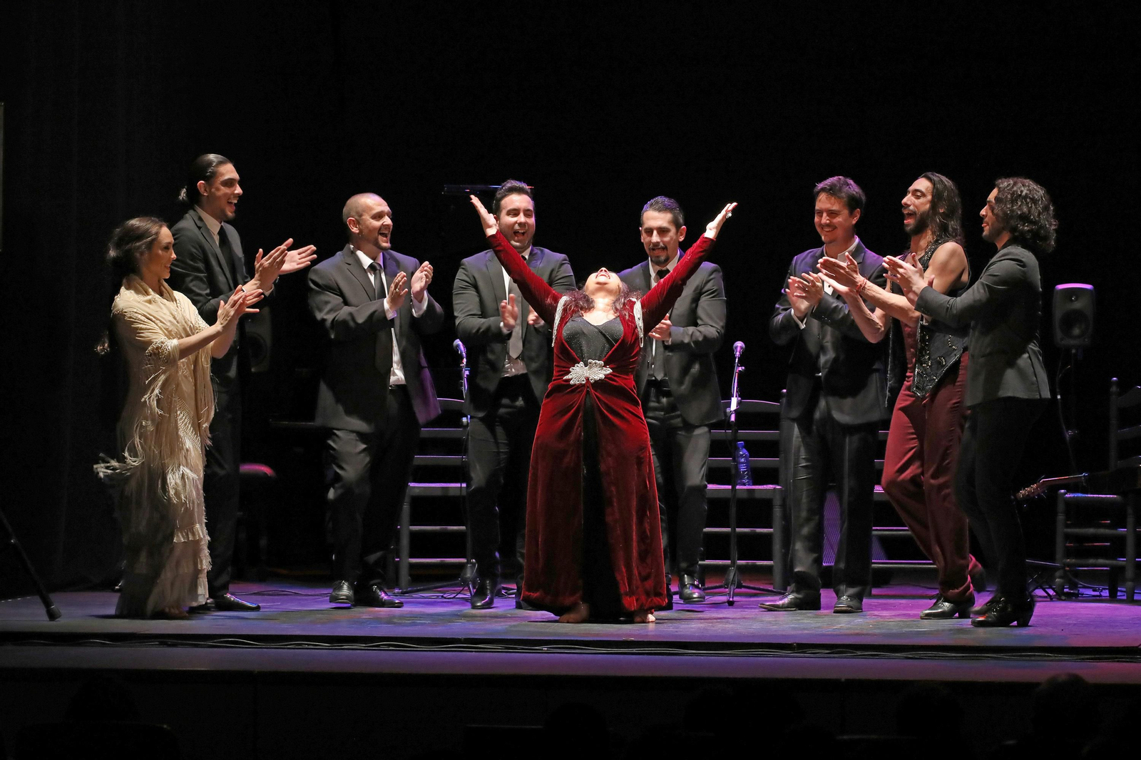 La gaditana concluye su noche en Jerez con todo el elenco en el escenario.
