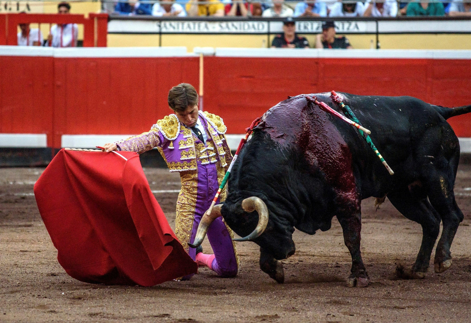 Juan Leal, en el comienzo de faena de rodillas ante el quinto toro, al que cortó una oreja.