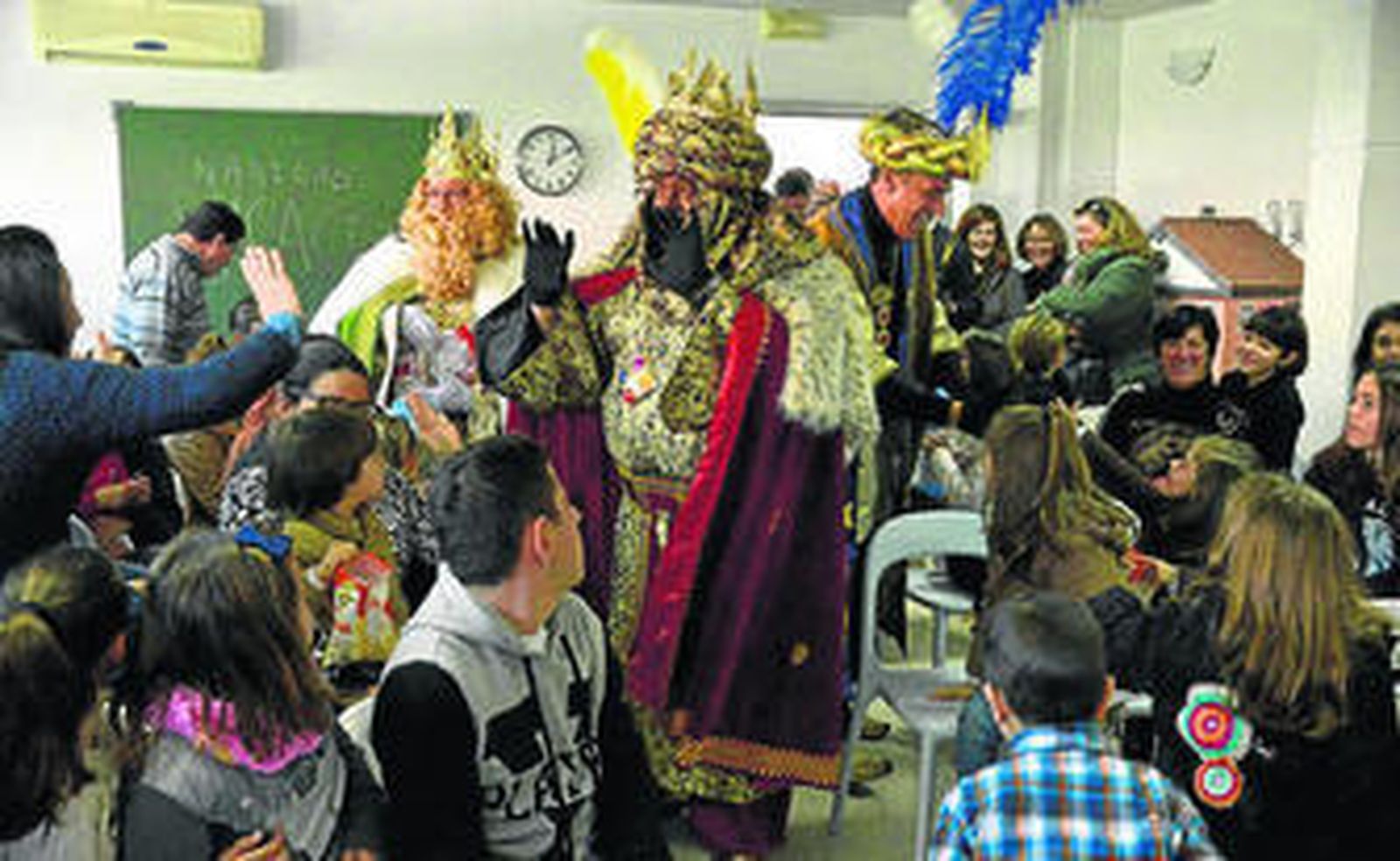 Los Reyes, con los niños de Apadeni en una de las visitas realizadas por la mañana.