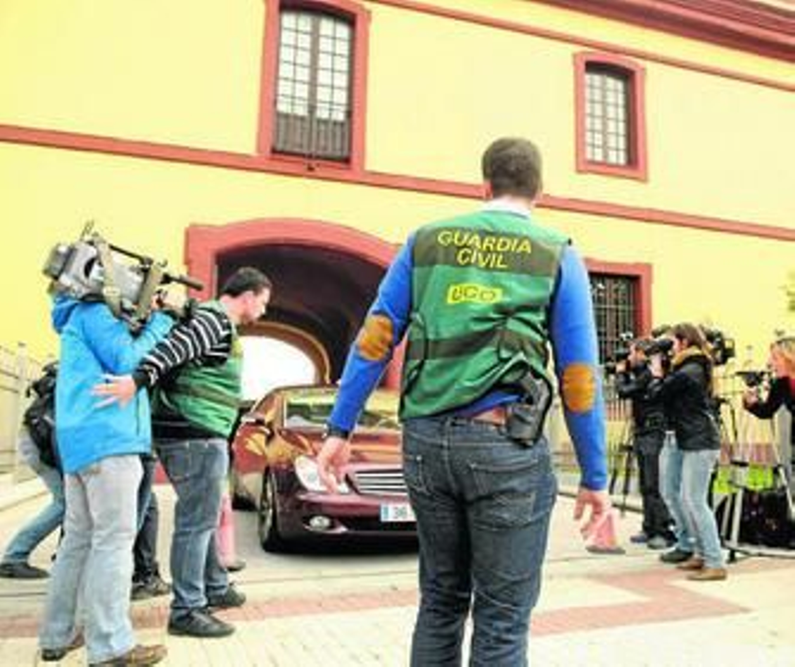 La Guardia Civil durante un registro en la sede de la Diputación, en la tercera fase de la operación Madeja.