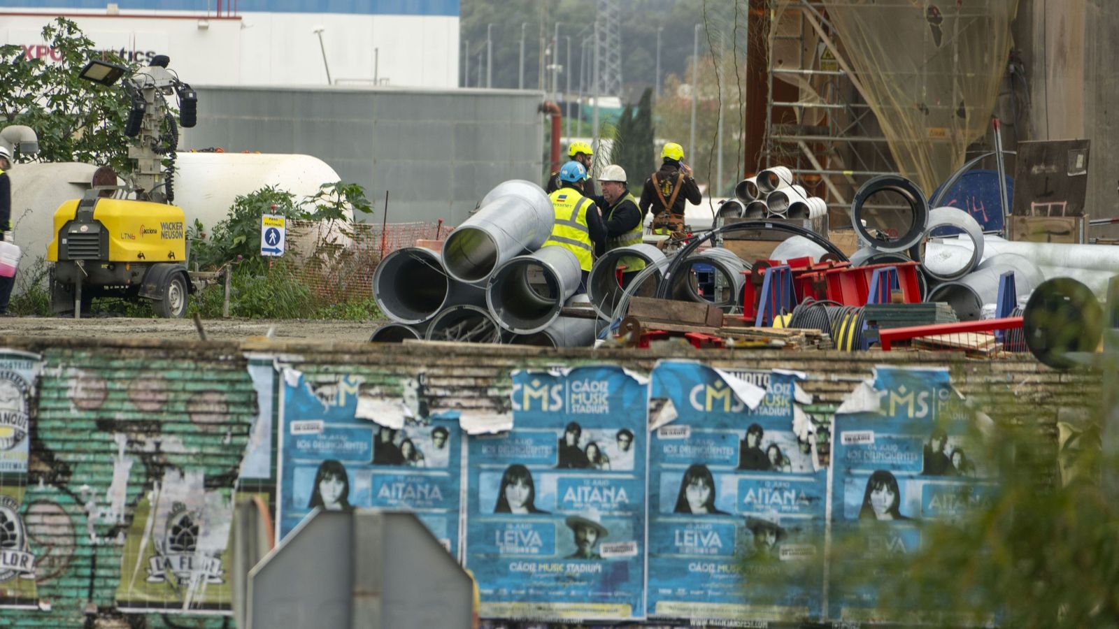 Trabajadores del puente del Centenario junto a material de la obra.