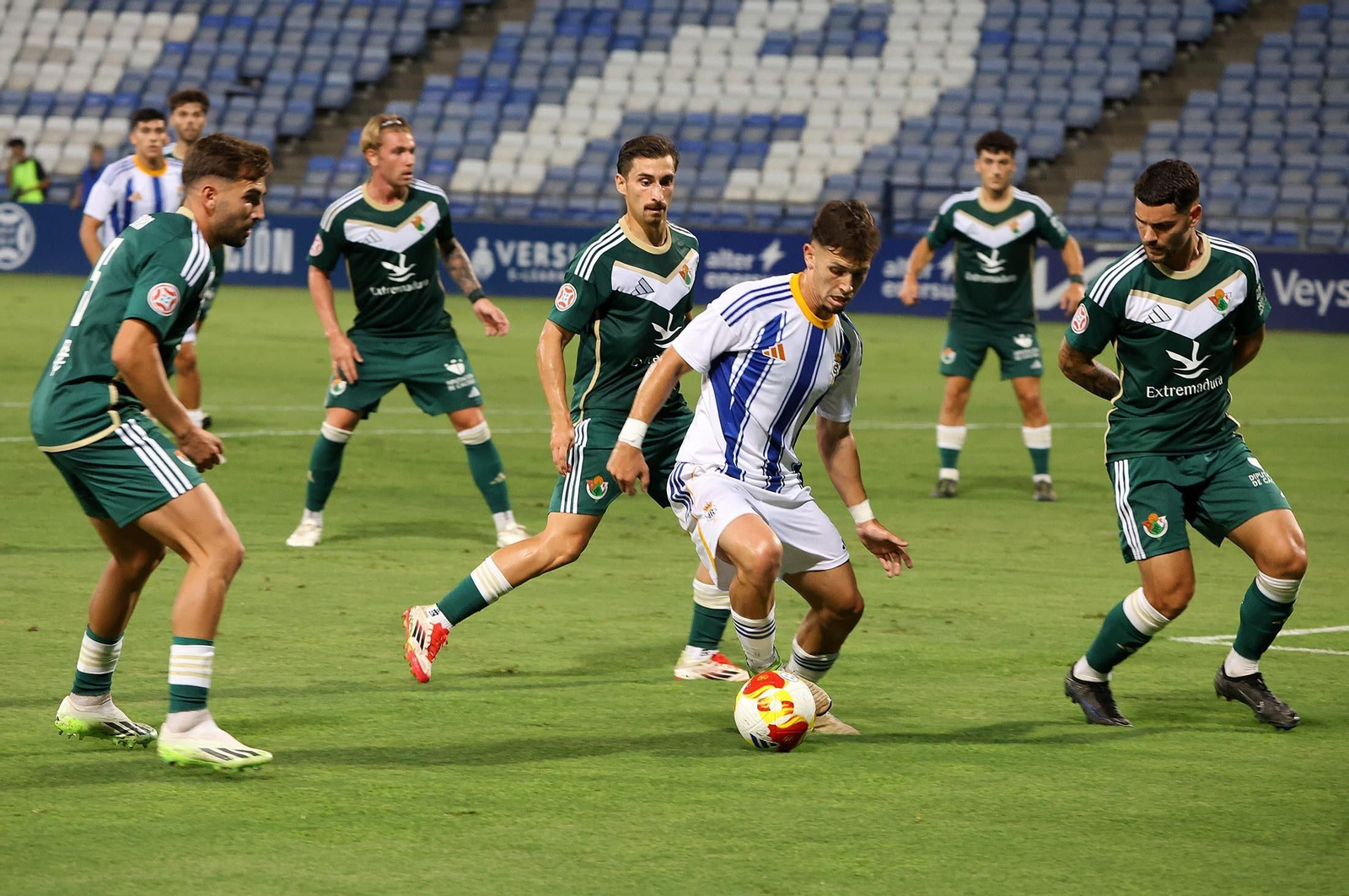 Antonio Arcos, rodeado de rivales en el Trofeo Colombino.