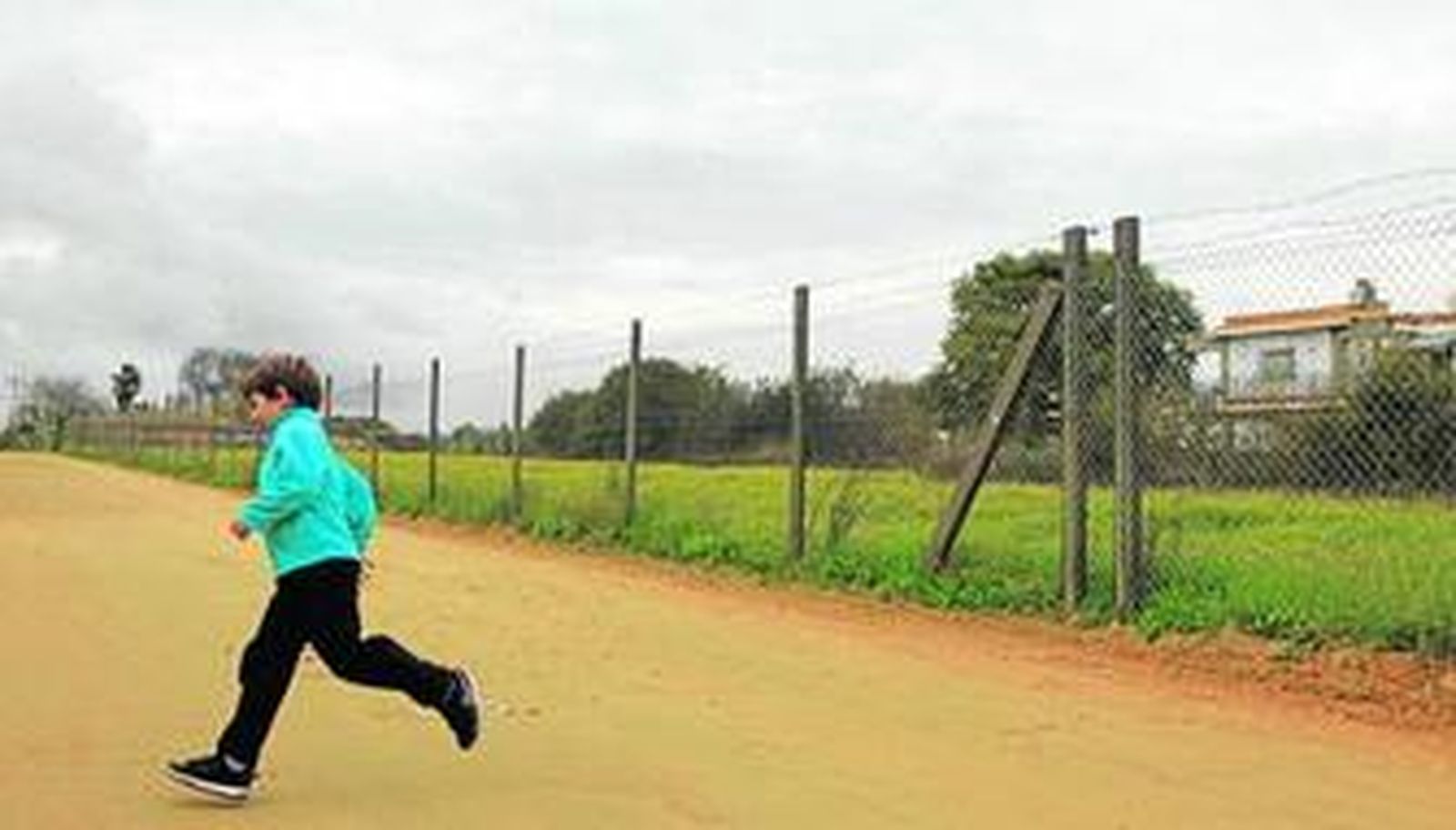 Un niño corre por la urbanización El Corzo, una de las 30 que existen en el termino municipal de Carmona, uno de los mayores de Andalucía.