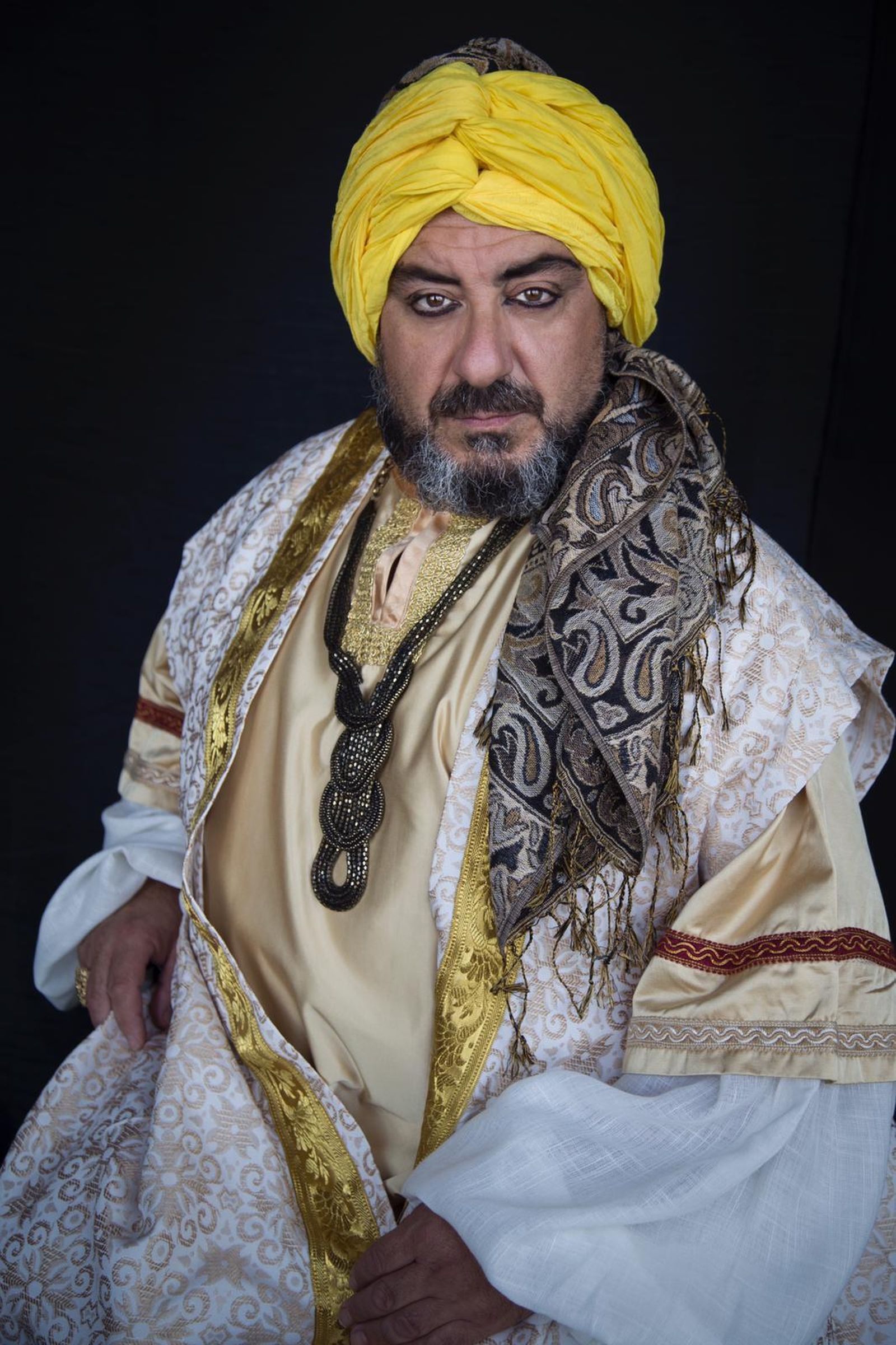 Un vecino con las ropas del personaje de la recreación al que representa.