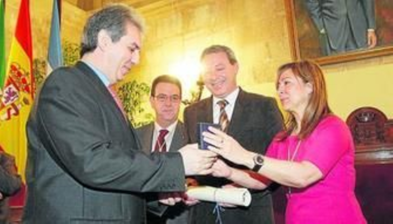 La alcaldesa entregando la medalla al director de la Escuela de Artes ante el consejero y el delegado municipal de Educación. La alcaldesa entregando la medalla al director de la Escuela de Artes ante el consejero y el delegado municipal de Educación.