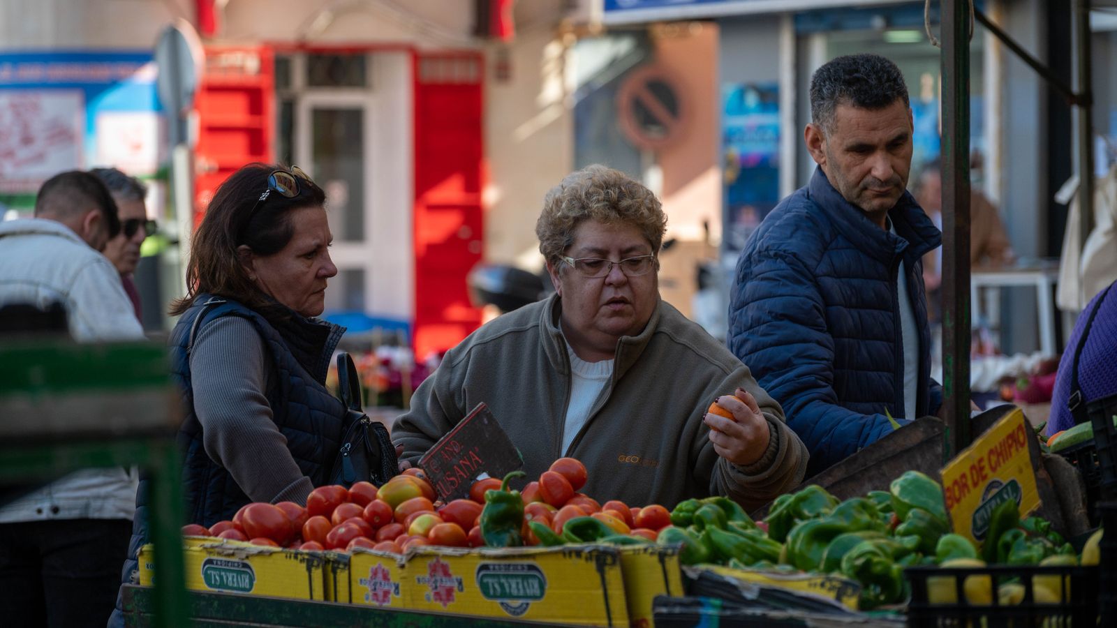 De compras para las cenas de Navidad en el mercado Ingeniero Torroja