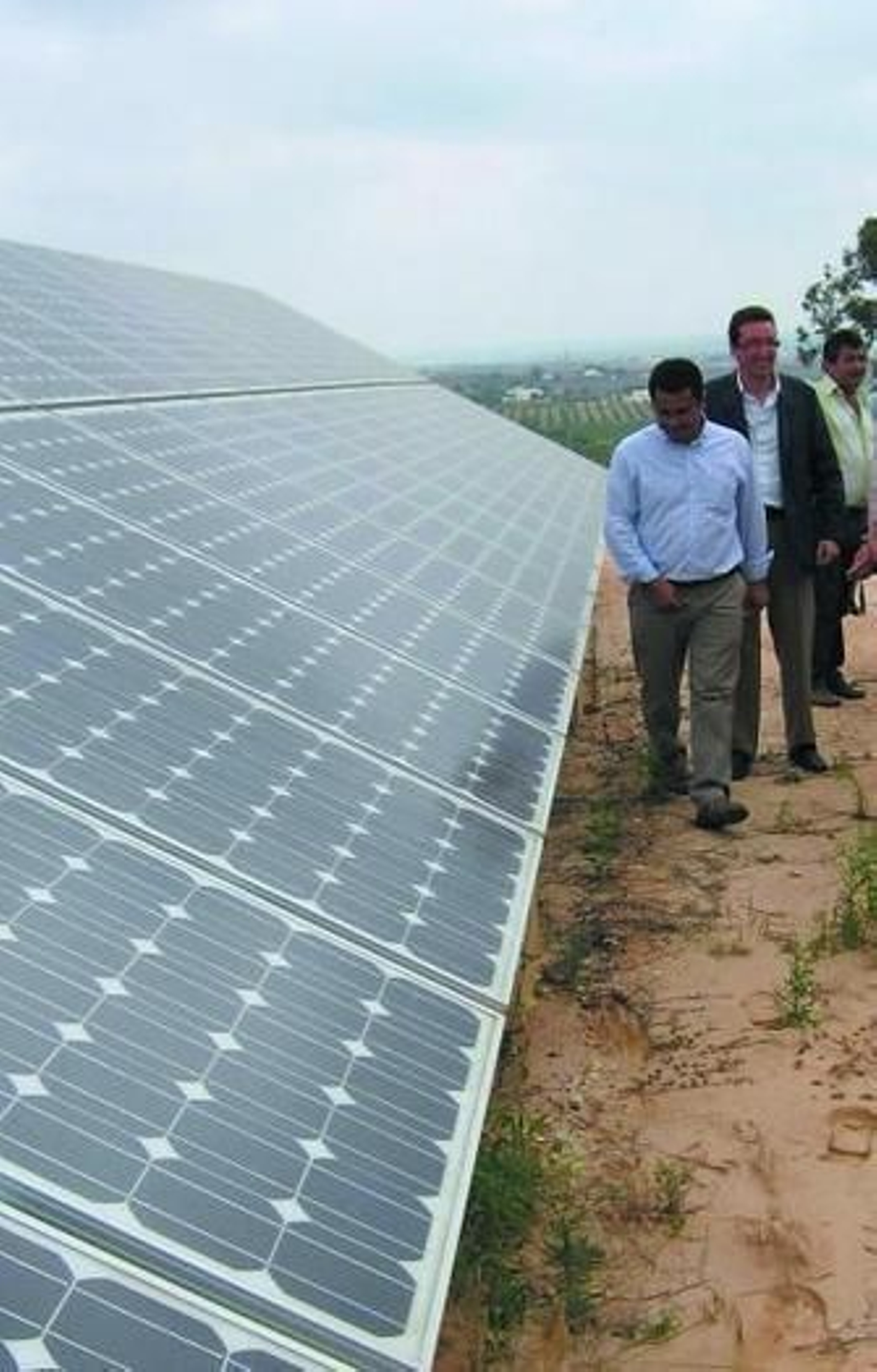 El alcalde de Lepe pasa ante las placas solares de La Tejita.