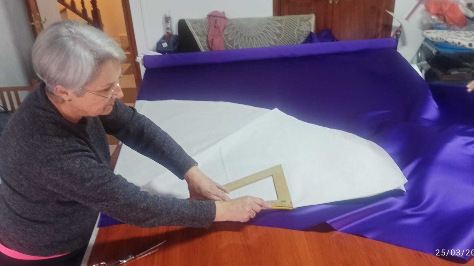 Manos que valen oro las de las costureras que han confeccionado y planchado los hábitos de la guardería de la Hermandad del Santo Cristo del Bosque de Bacares