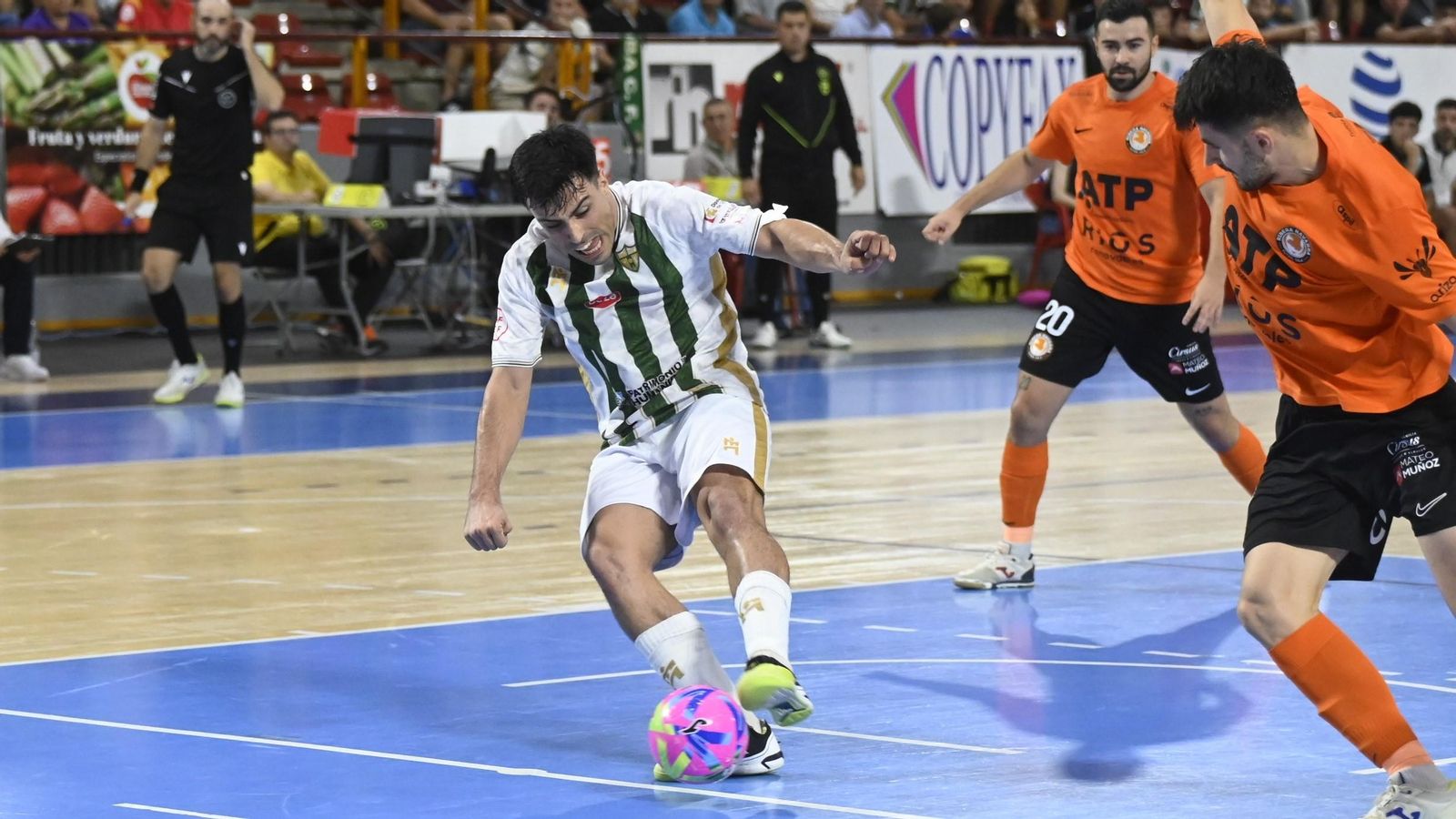 Nico Marrón remata en la jugada del 2-0 en el Córdoba Futsal - Ribera Navarra.