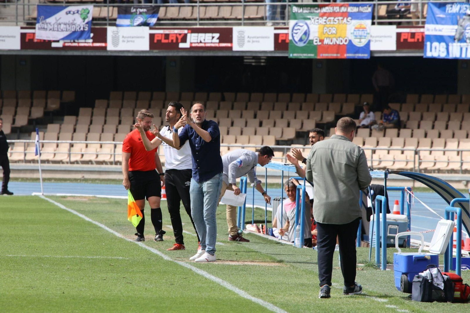 Romerito y Ramón Verdú dan instrucciones a los jugadores desde la banda.