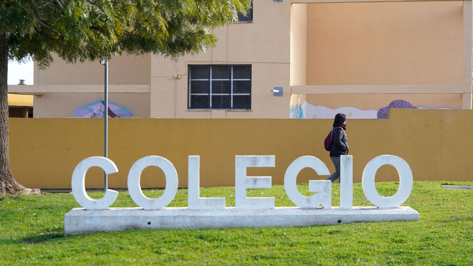 El exterior de un colegio de Algeciras, cerrado desde el pasado martes, 3 de febrero, último día de clases.
