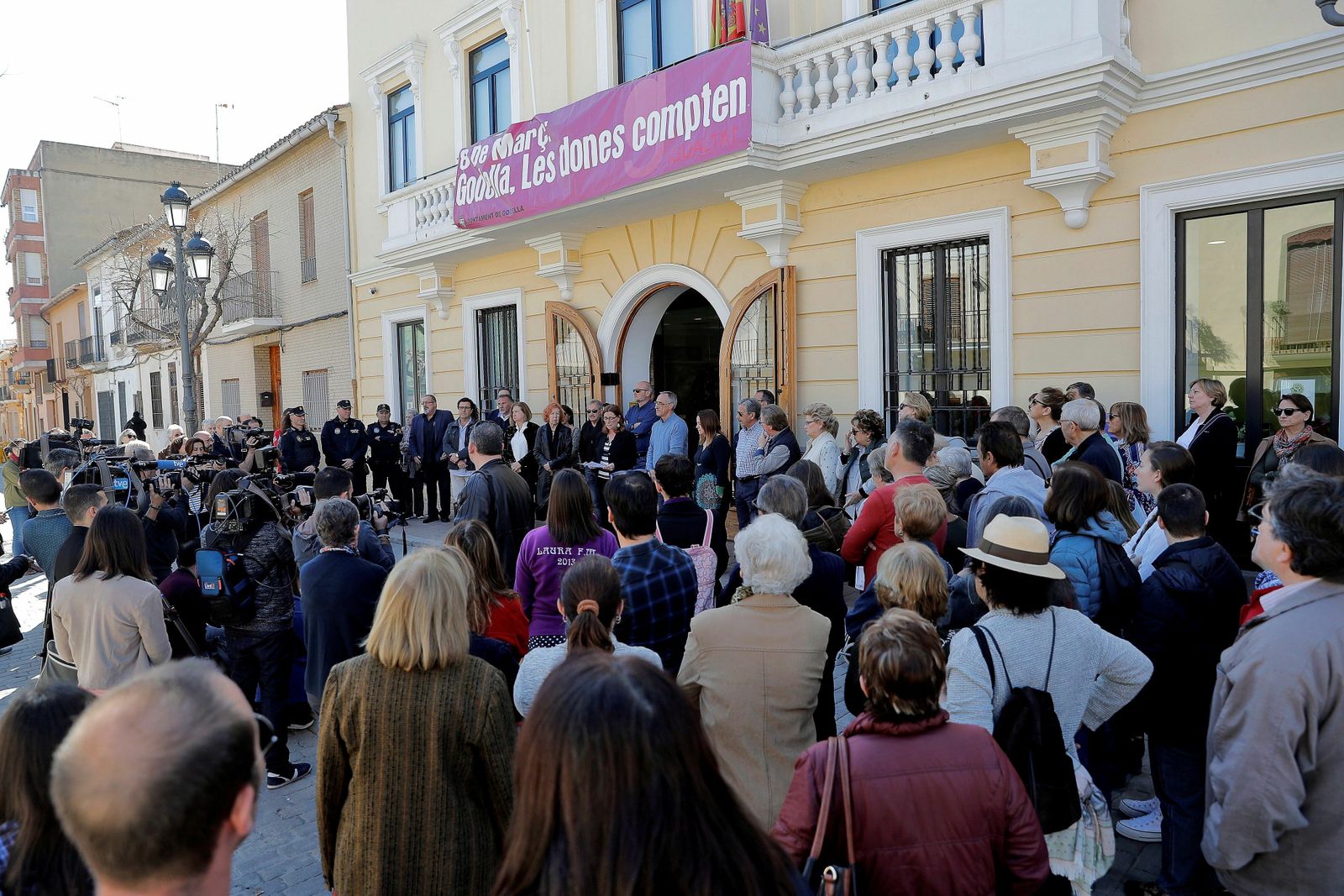Concentración ante el Ayuntamiento de la localidad valenciana de Godella el pasado viernes para guardar dos minutos de silencio por dos hermanos asesinados.
